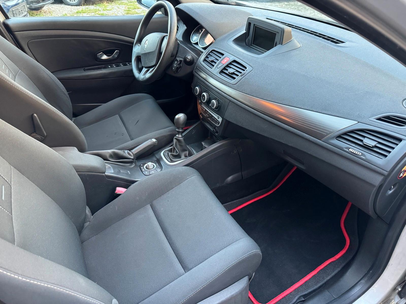 Renault Megane 2011 — photo 22