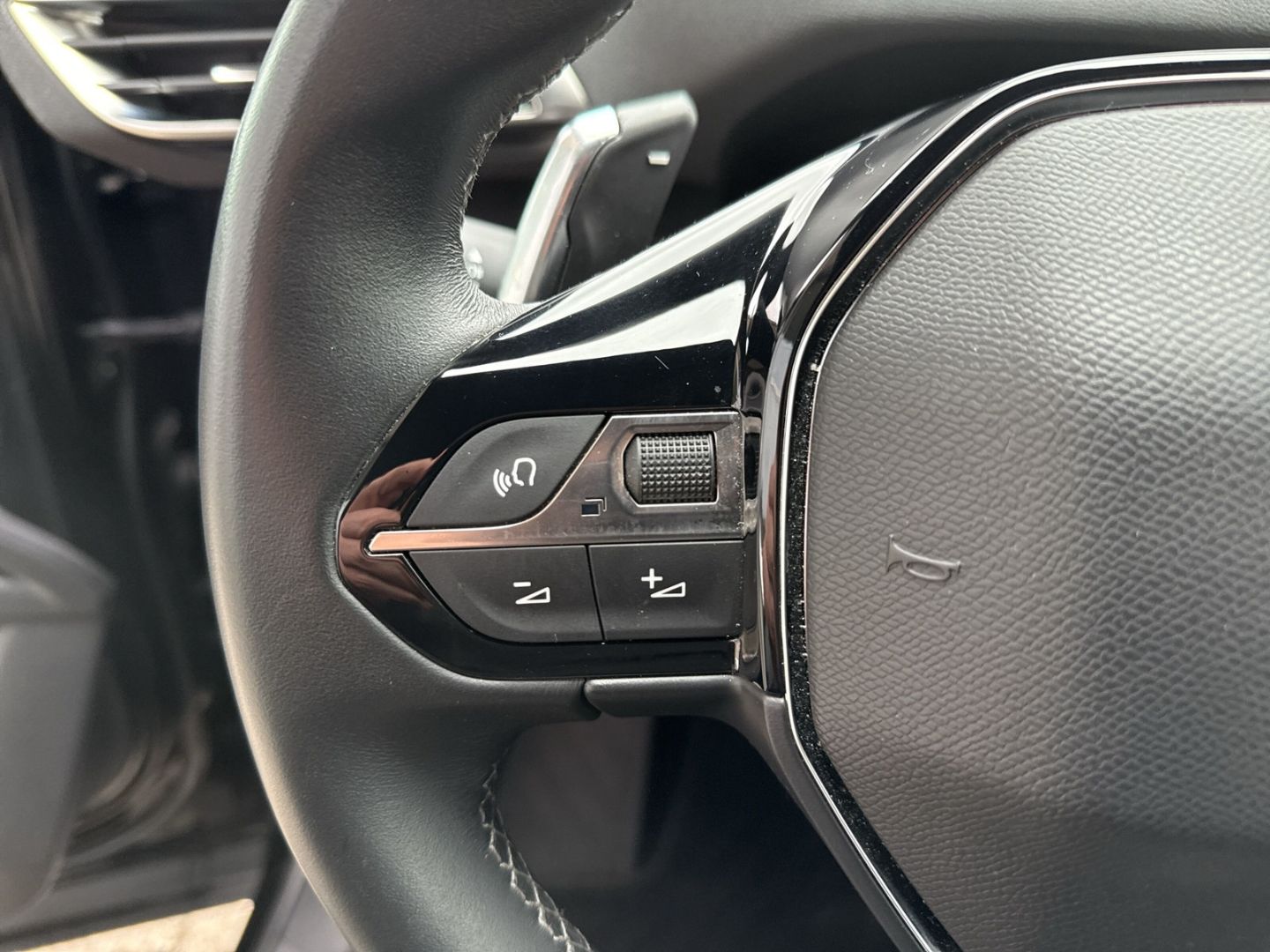 Fahrzeugabbildung Peugeot 3008 Hybrid 225 Allure Pack Navi Digitales Cockp