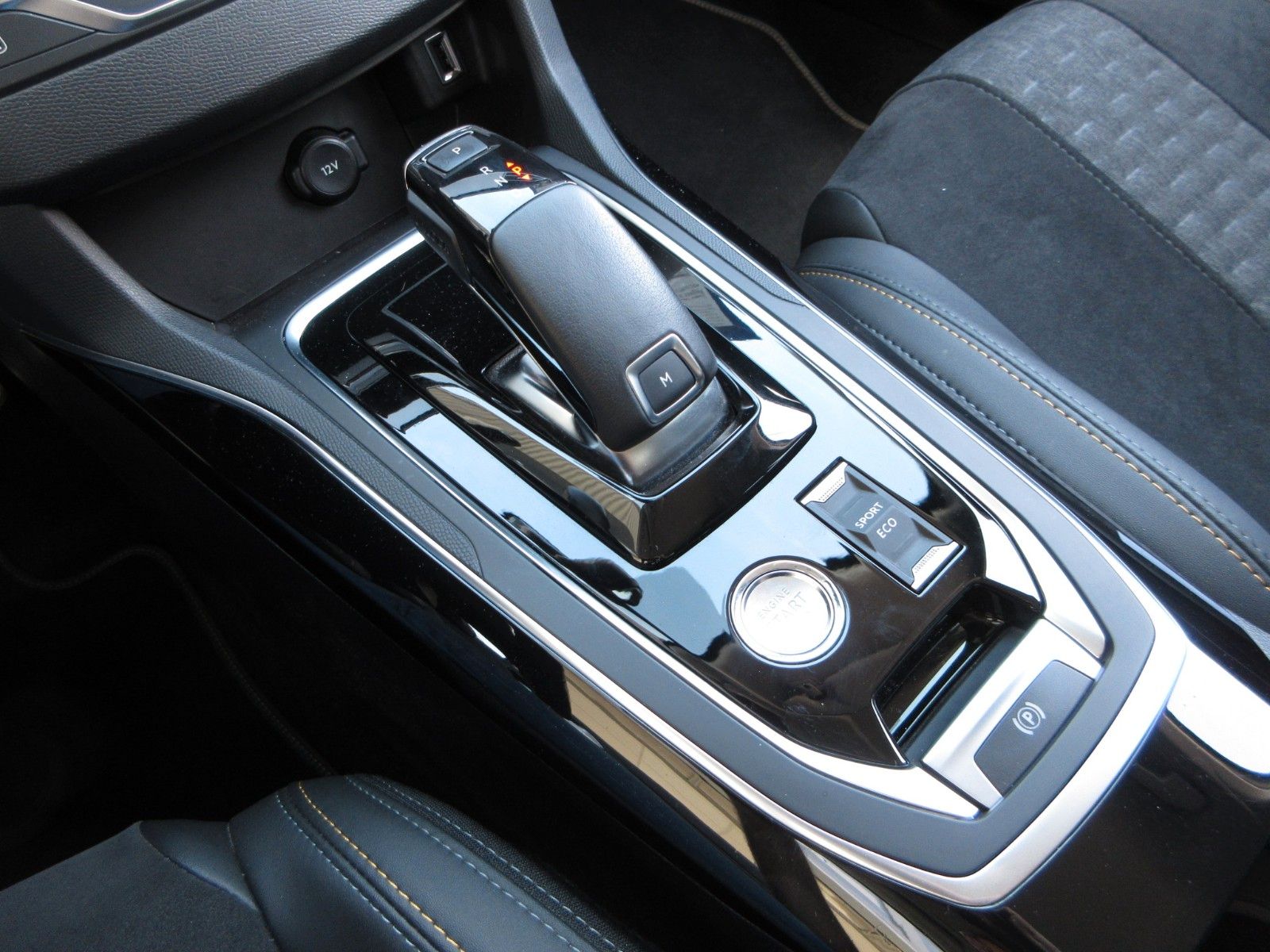 Fahrzeugabbildung Peugeot 308 Allure 1.2T LED/NAVI/R´CAM/PDC/VIRTUAL