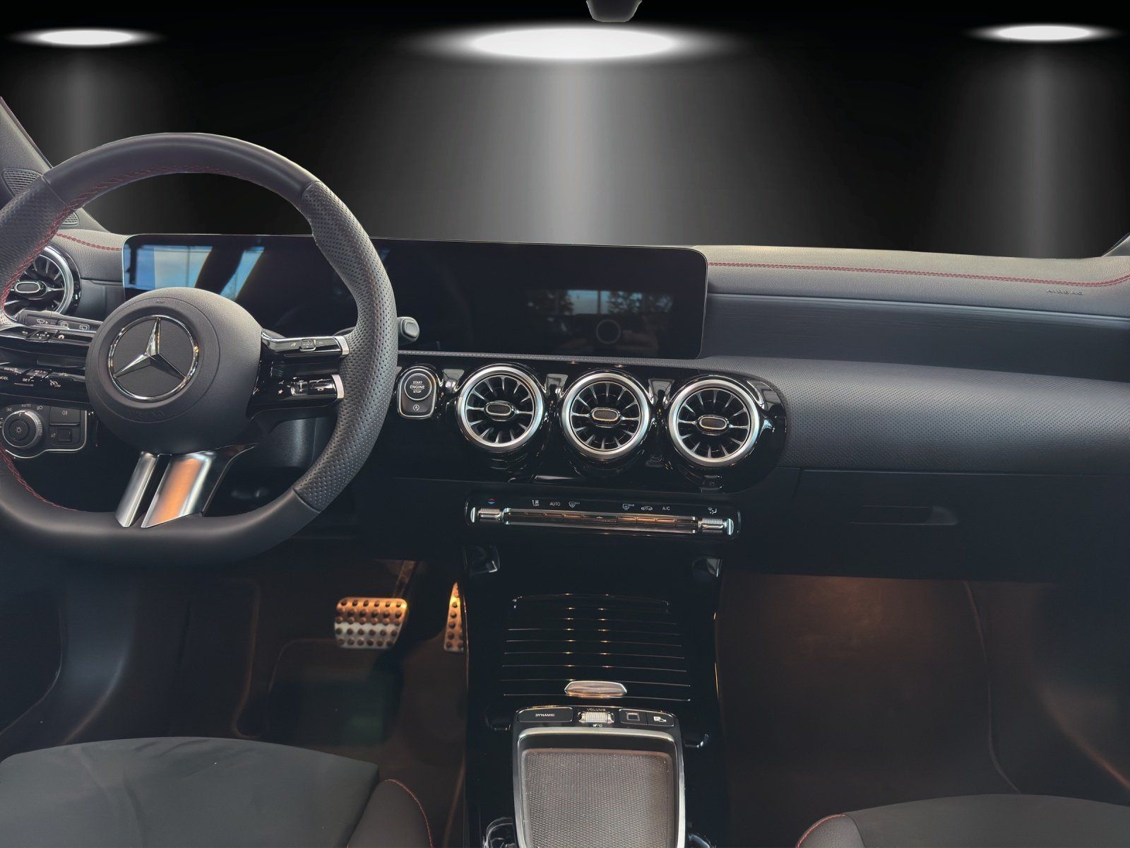 Fahrzeugabbildung Mercedes-Benz CLA 200 Shooting Brake AMG Pano AHK Distronic