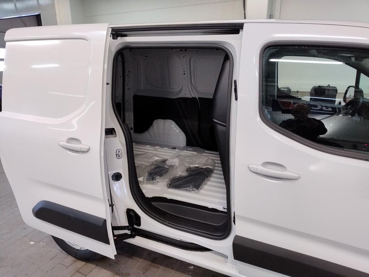 Fahrzeugabbildung Opel Combo-e Cargo 7,4KW/KLIMA/PDC/50kwh/KAMERA/NAVI