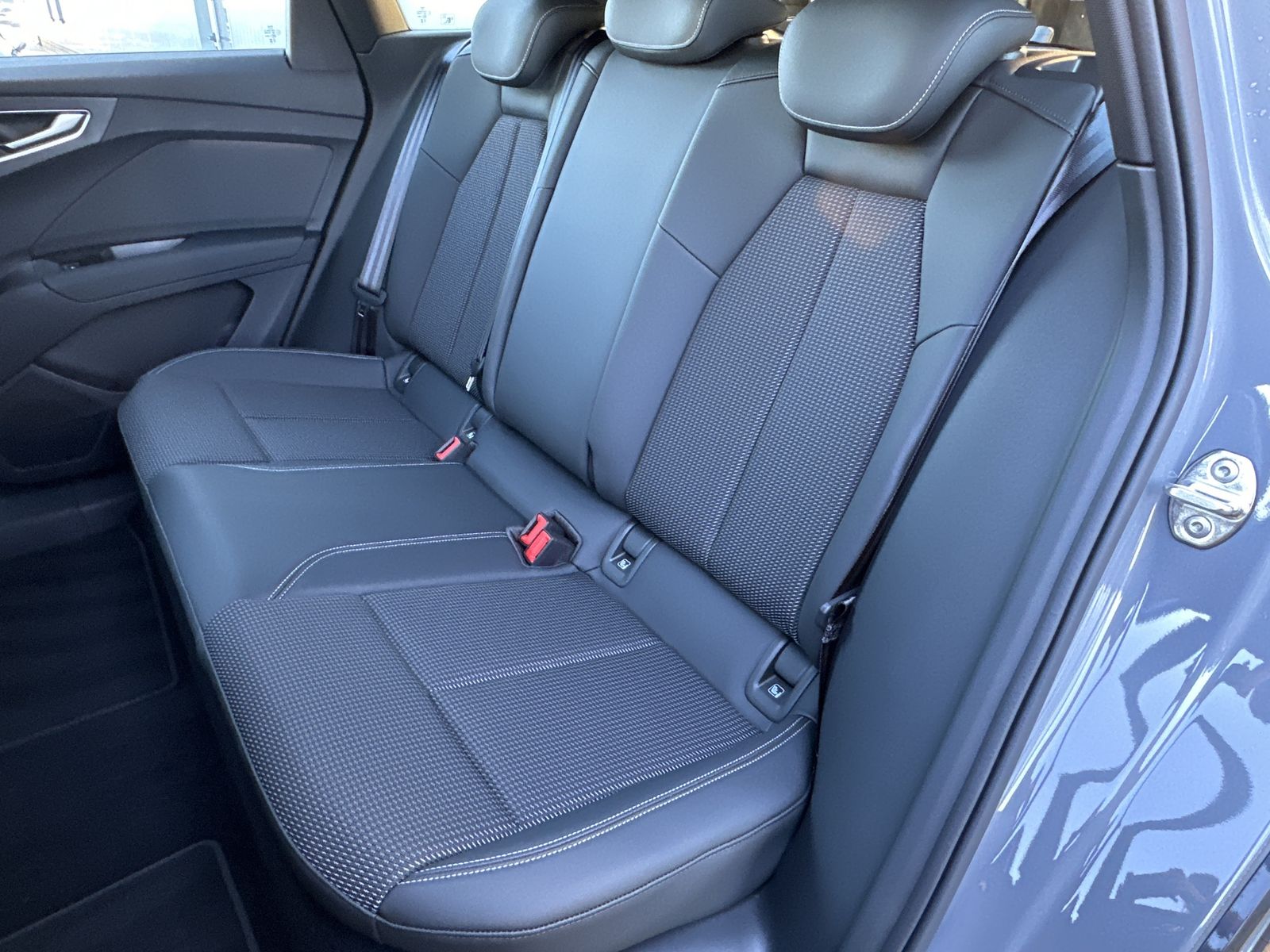 Fahrzeugabbildung Audi Q4 e-tron 35 S-Line Black NAV+LED+20ZO+V-COCKPIT