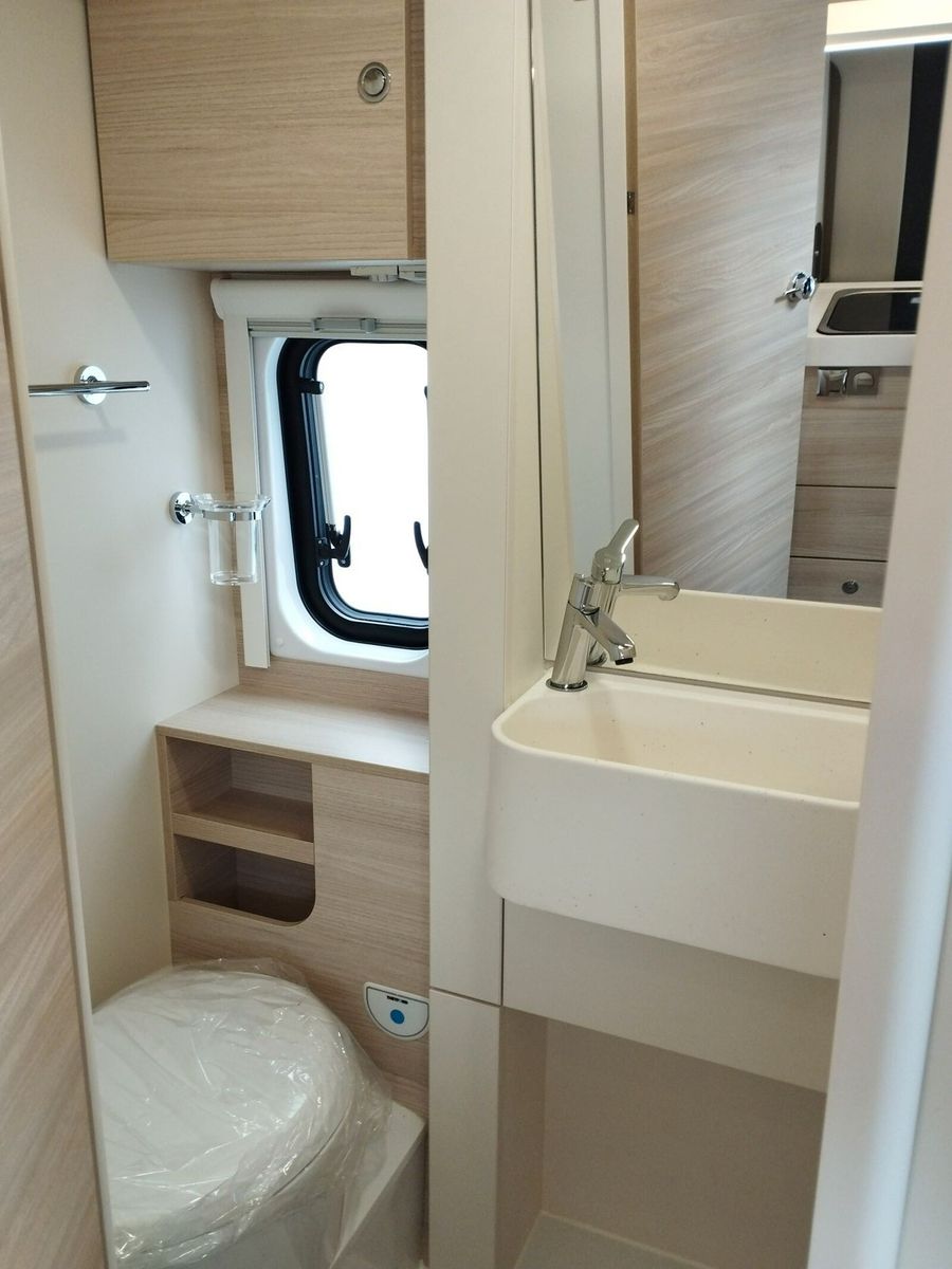 Fahrzeugabbildung Eura Mobil Van V 635 EB Automatik, 180 PS, Fahrassistenz