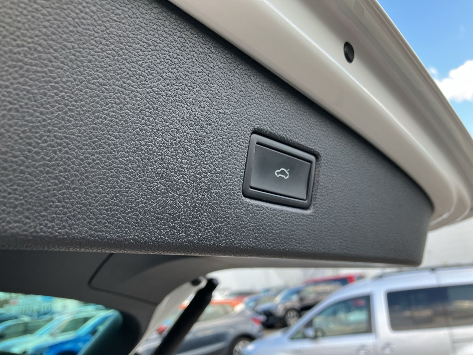 Fahrzeugabbildung Volkswagen Tiguan Life Sport TDI DSG LED ACC AHK SH Ambient