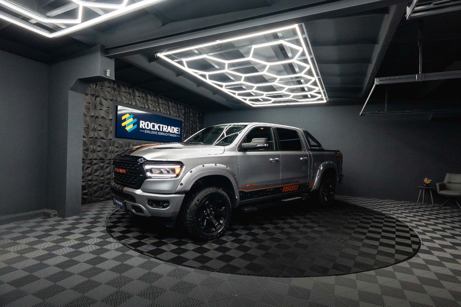 Fahrzeugabbildung Dodge RAM 5.7 V8 HEMI 4x4 OFFROAD Night-Paket *LED*19%