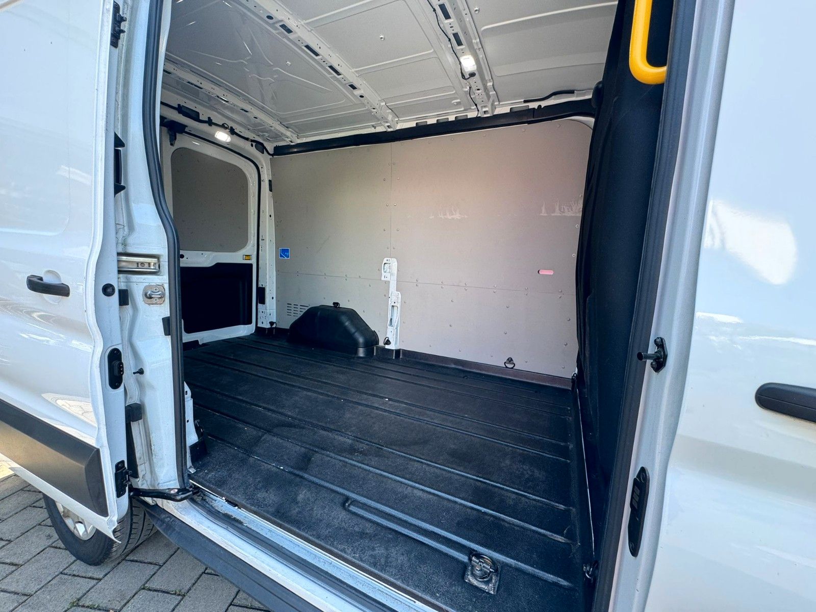 Fahrzeugabbildung Ford Transit 350  L2H2 *TREND*TEMPO*DAB*KAMERA*PDC