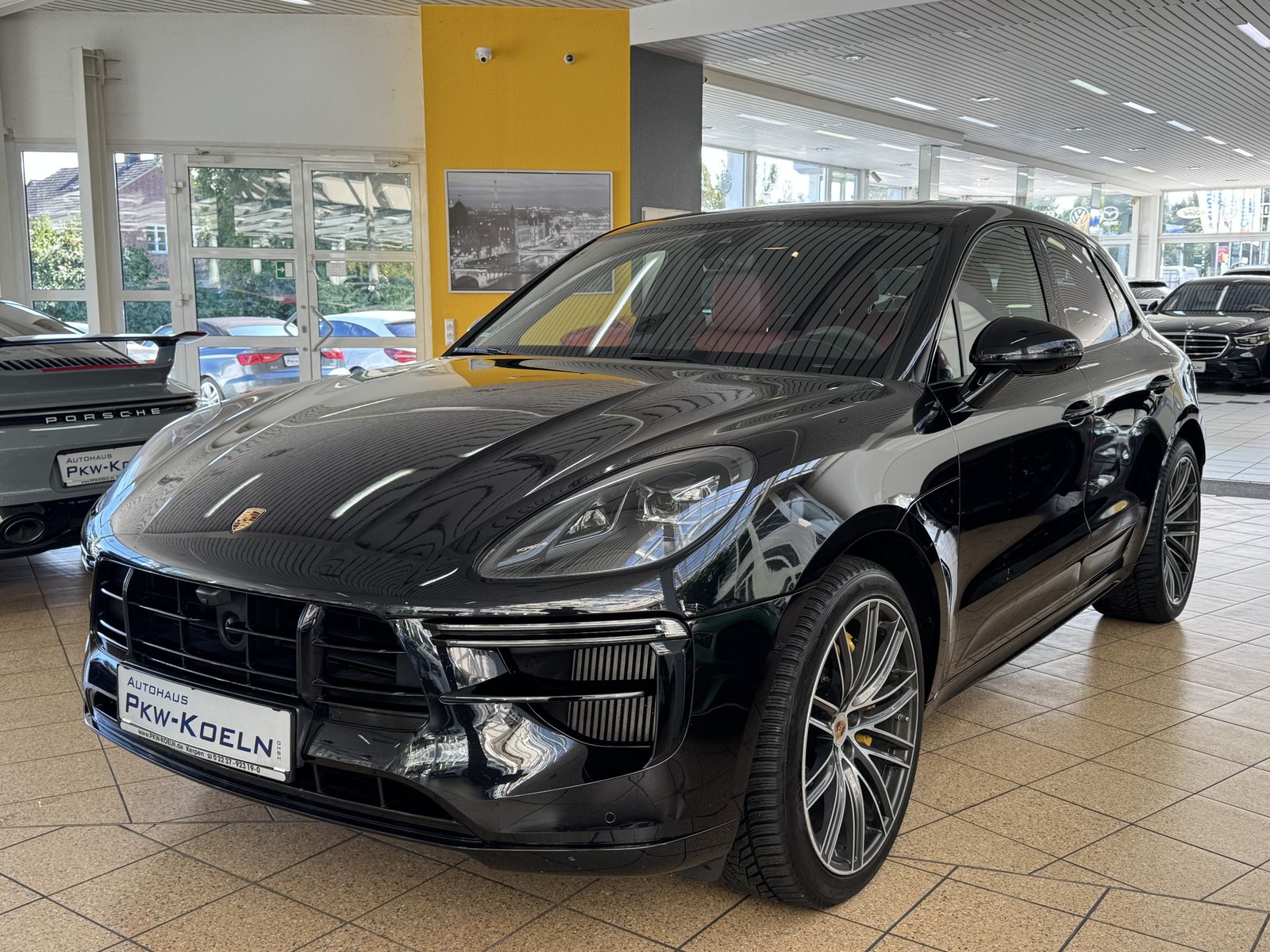 PORSCHE Macan Turbo*PANO*CRONO*LuFT*PCCB*360°*DiSTR*18-W