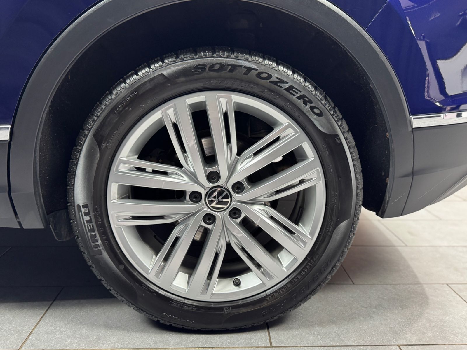 Fahrzeugabbildung Volkswagen Tiguan Highline 4Motion|MASSAGE|AHK|HEAD-UP|DSG|