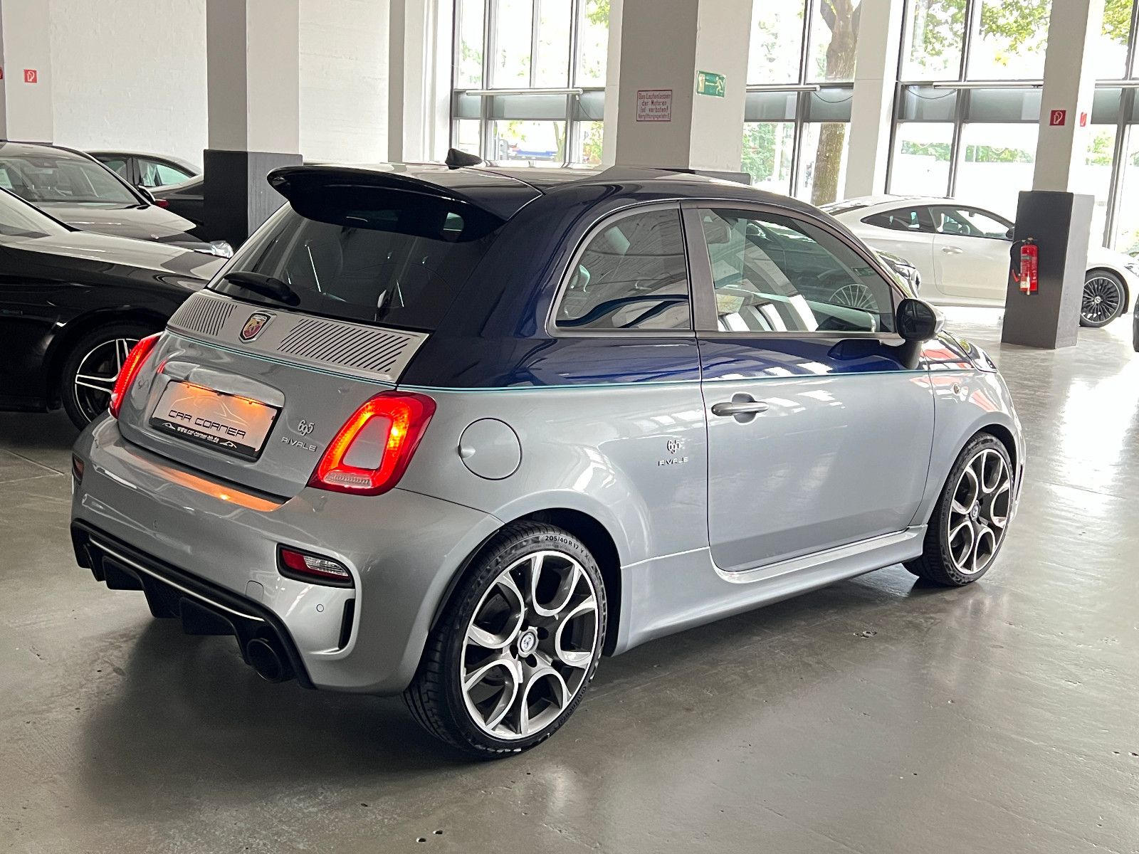 Fahrzeugabbildung Abarth Abarth 695 Rivale 175th Anniversary CARBON AKRAP