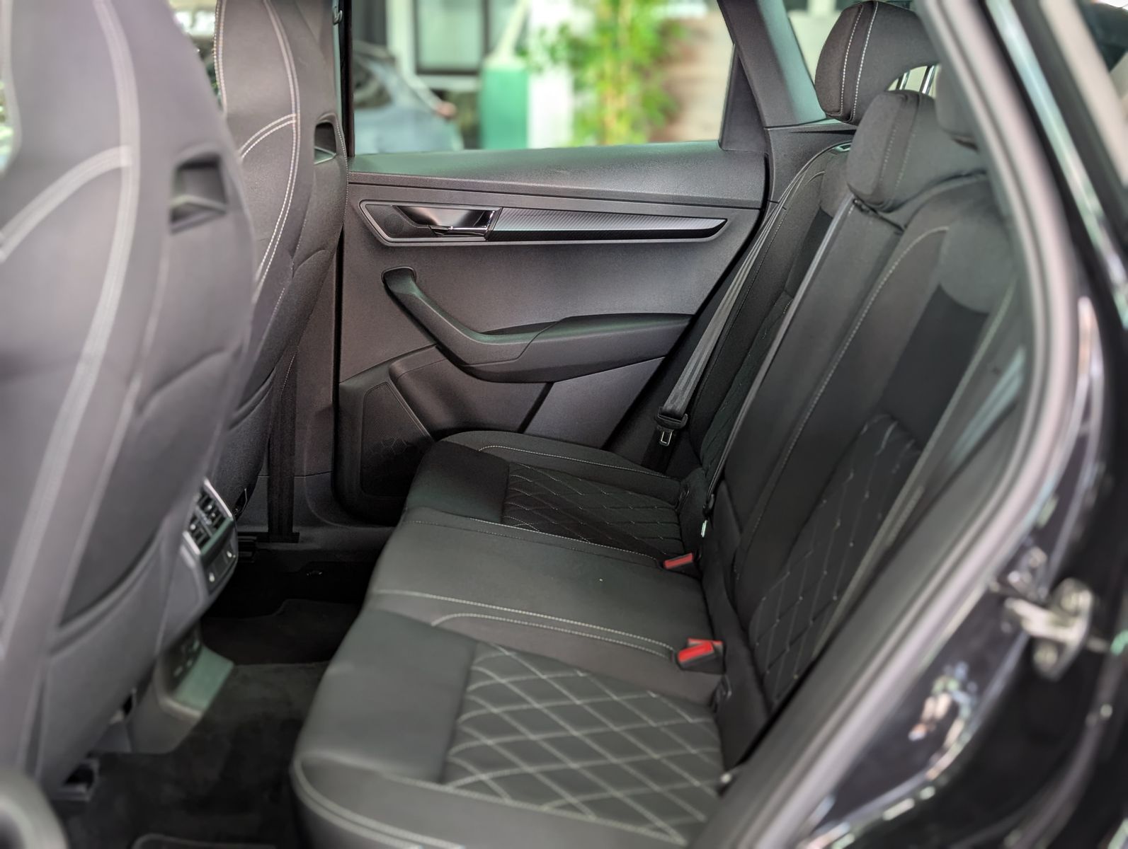 Fahrzeugabbildung SKODA Karoq Sportline 4x4 2.0 TSI ACC APP 4xSHZ AMBI