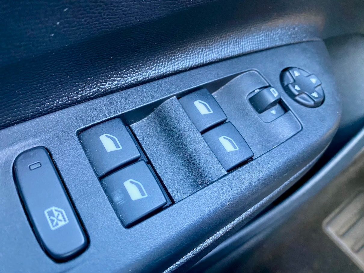 Fahrzeugabbildung Opel Corsa 1.2 Edition KLIMA SHZ GZJR NAVI CARPLAY