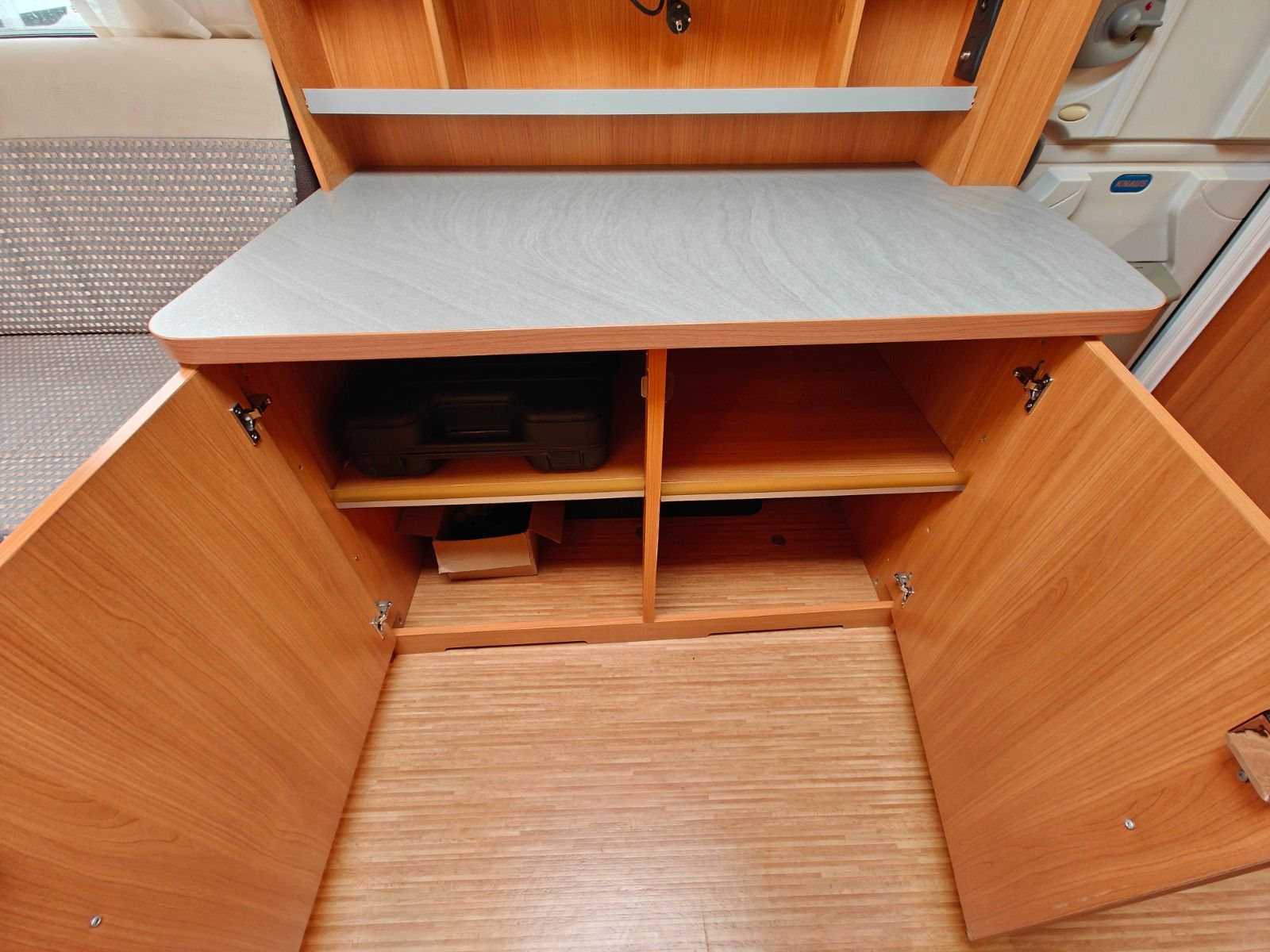 Fahrzeugabbildung Knaus Sport 400 LB - Doppelbett/Sitzgruppe, Superb -