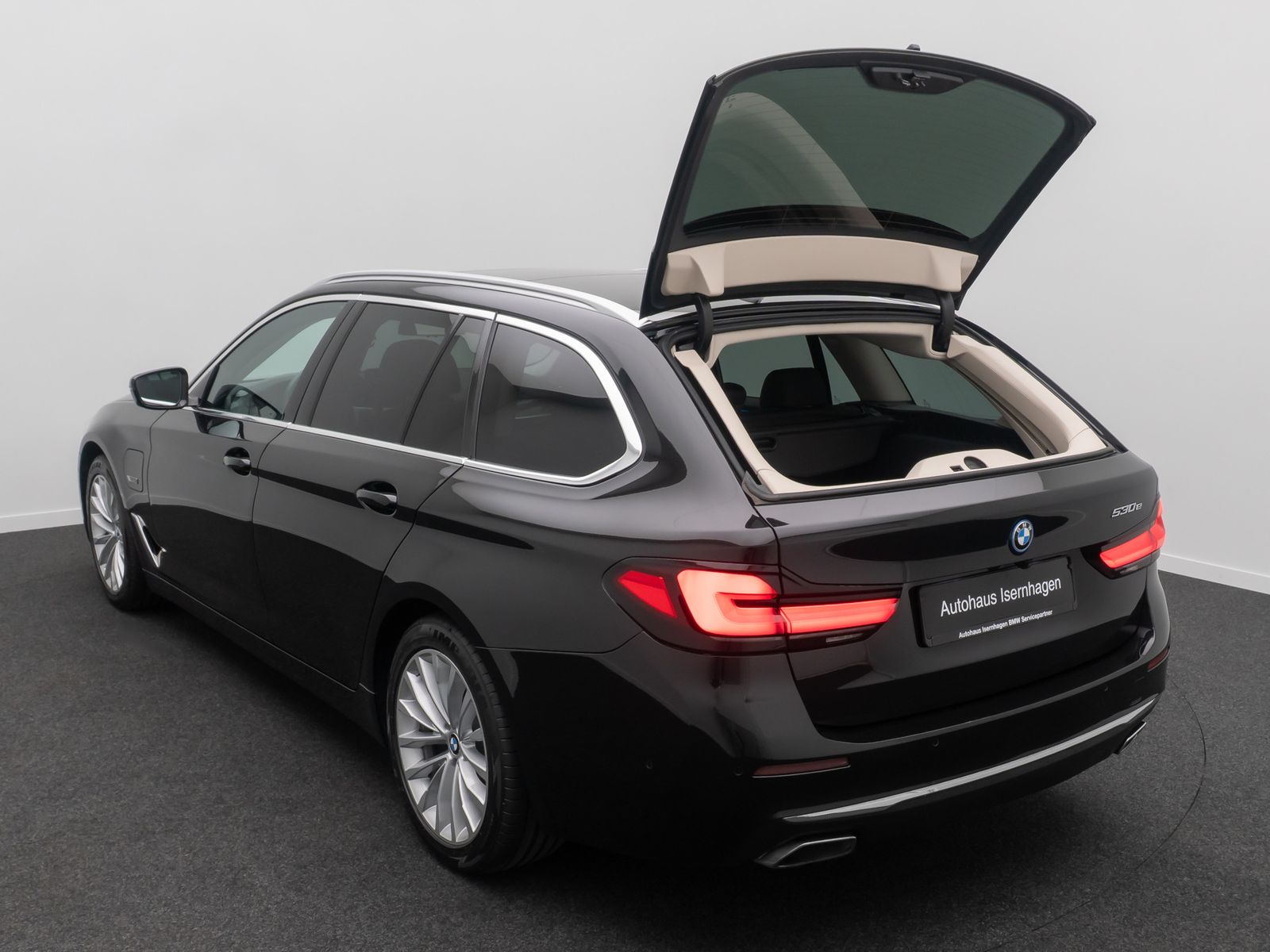 Fahrzeugabbildung BMW 530e Luxury Line Laser HUD HiFi DAB Panorama 18"