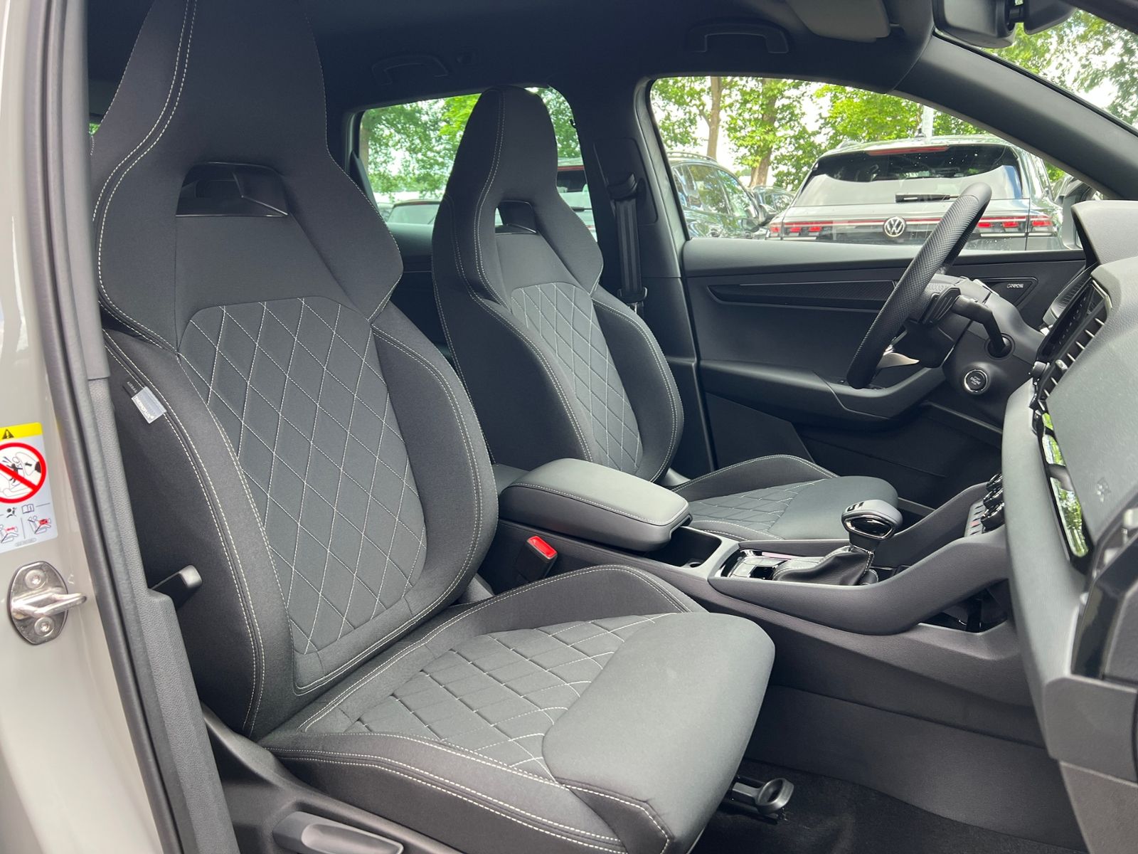 Fahrzeugabbildung SKODA Karoq Sportline 2.0 TDI DSG *CANTON, AHK, Navi,