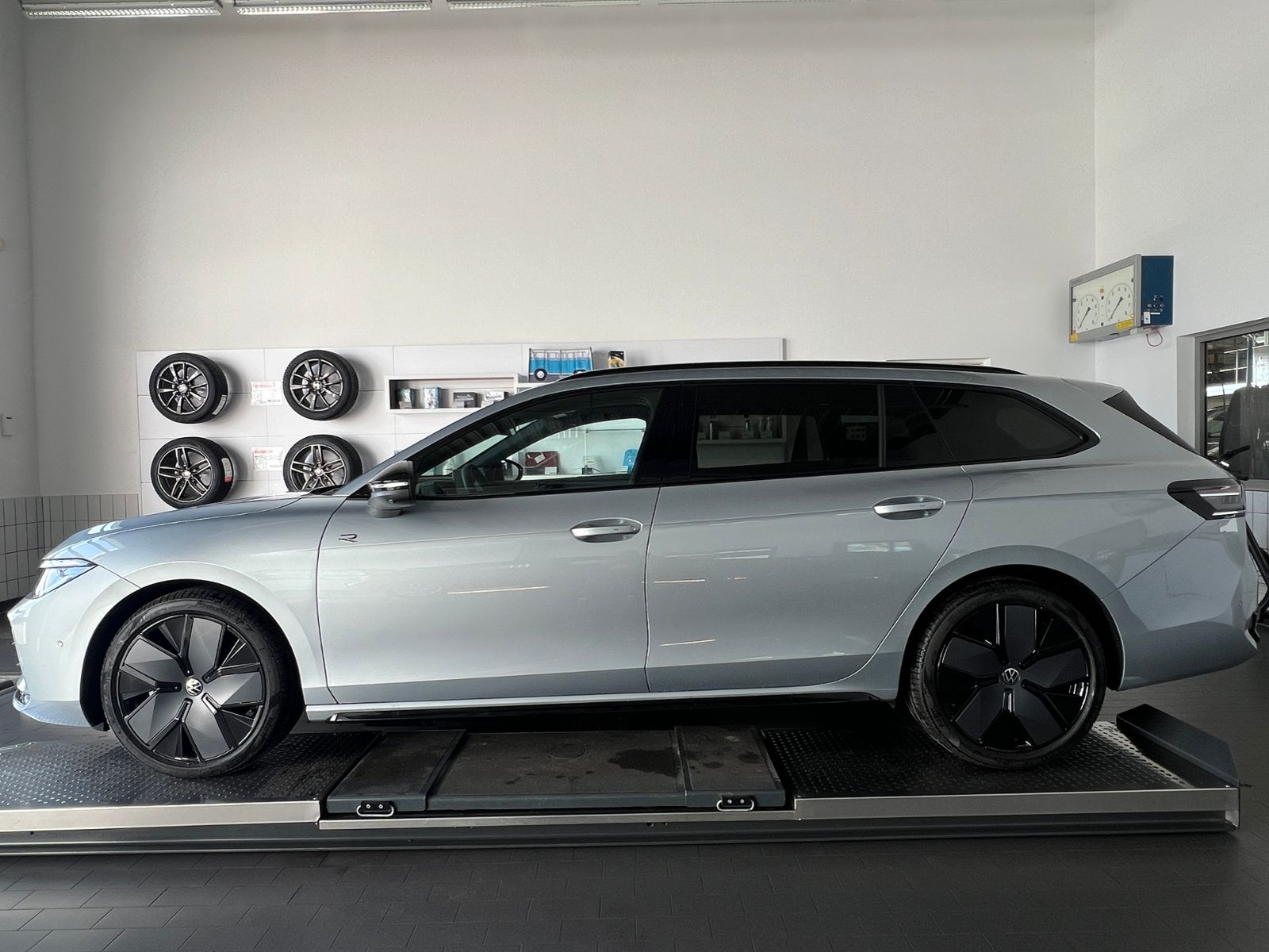 Fahrzeugabbildung Volkswagen Passat R-Line 2.0 TDI DSG 4MOTION *Black Style,P