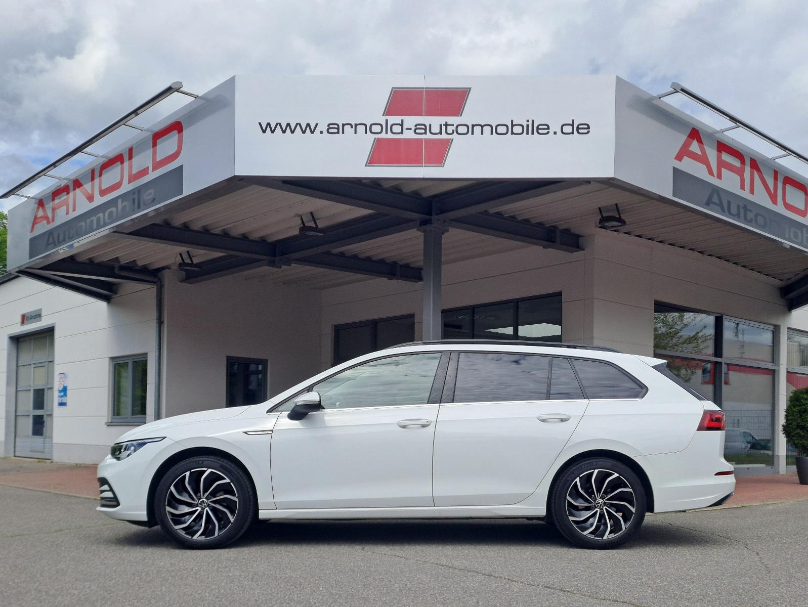Volkswagen Golf VIII Var. 1.5 eTSI DSG (Matrix,AHZV,Sportp)