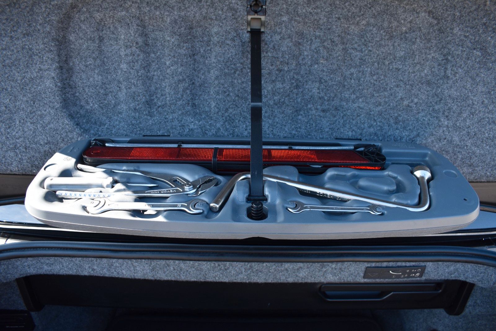 Fahrzeugabbildung BMW M3 Cabrio Facelift Schalter Navi 16:9 Schwarz ll