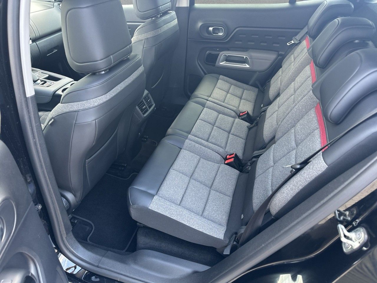 Fahrzeugabbildung Citroën C5 AIRCR C-SERIES PT 225 HYB-ACC-Cam* - mit KI generiert/bearbeitet