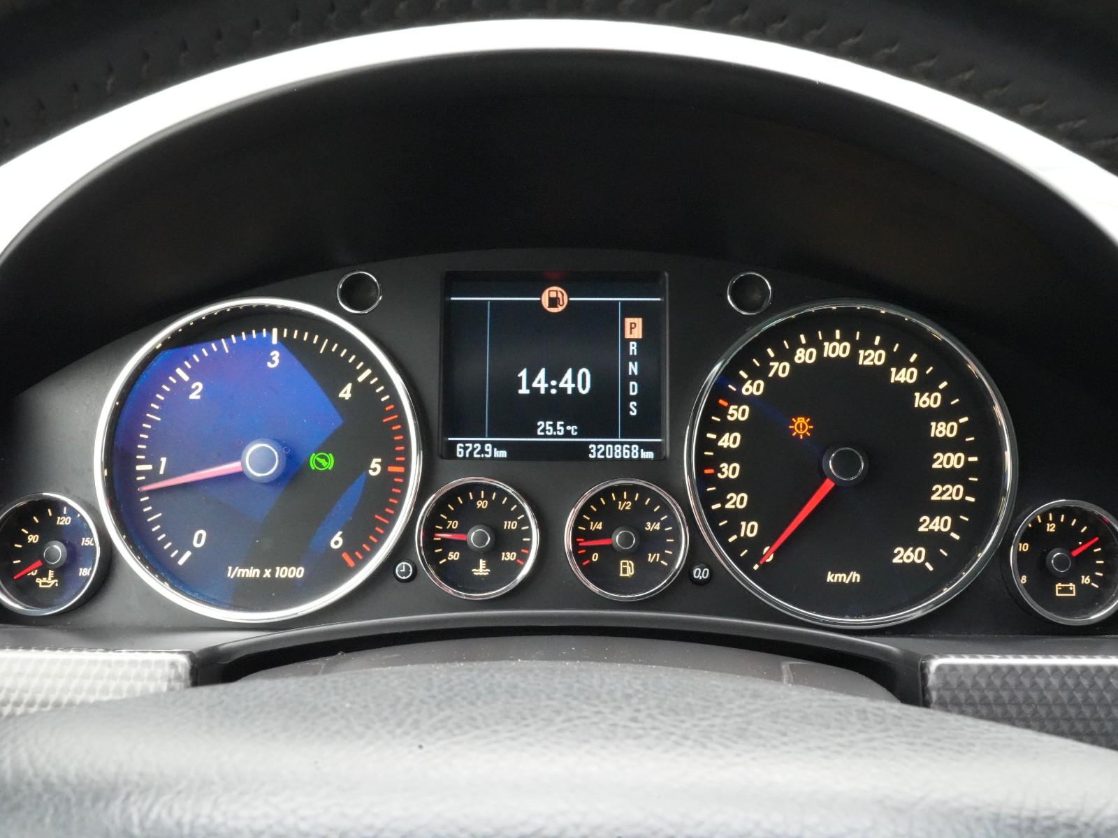 Volkswagen Touareg 2006 — photo 13