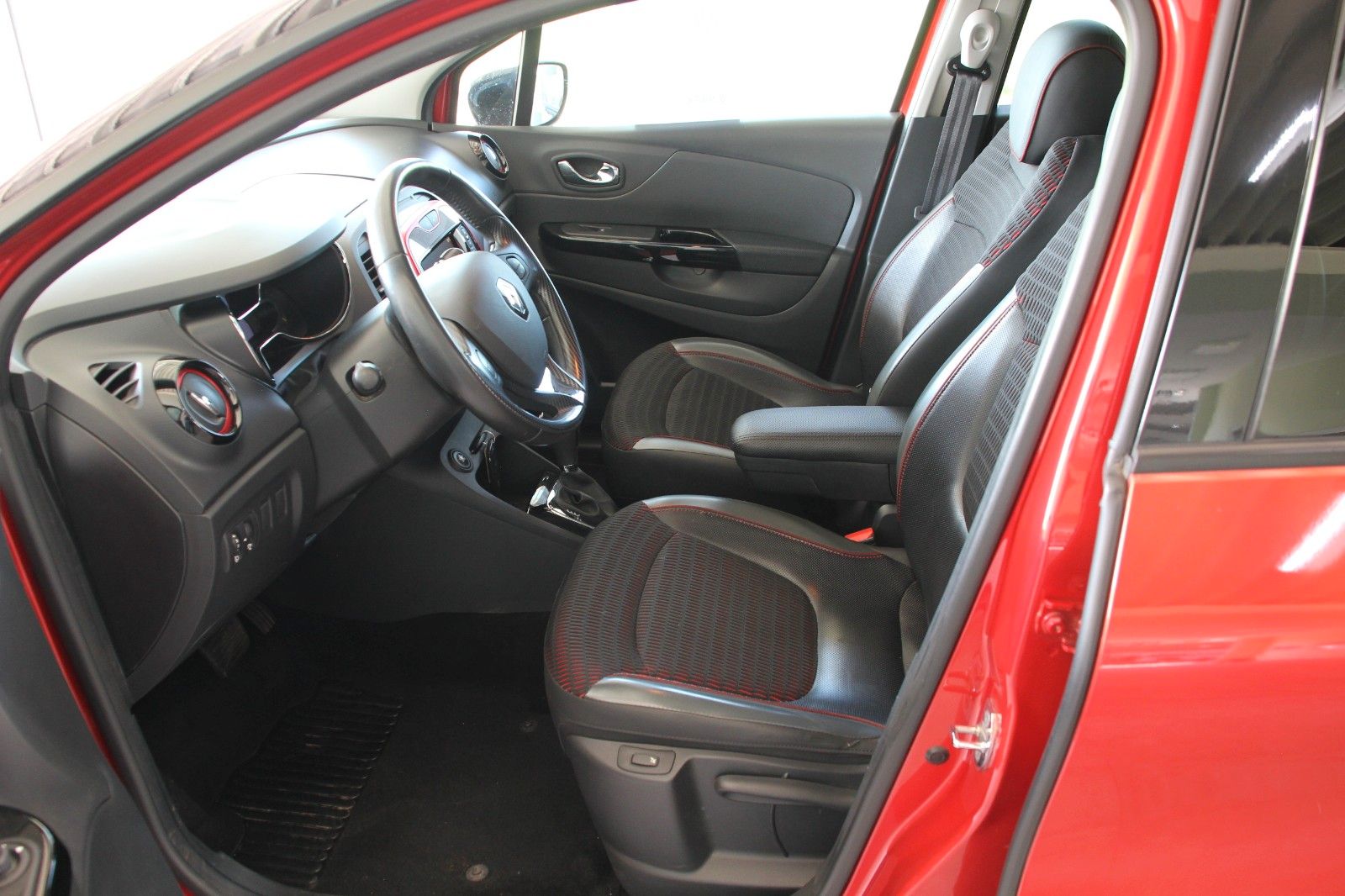 Fahrzeugabbildung Renault Captur Helly Hansen
