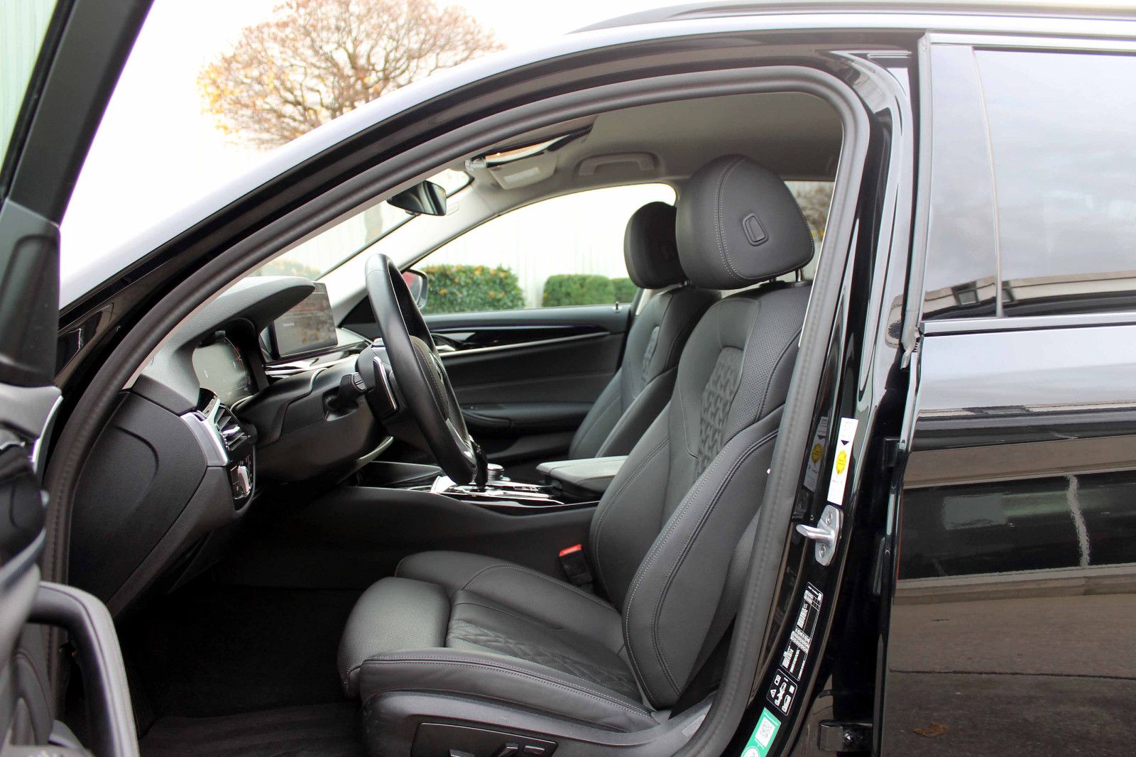 Fahrzeugabbildung BMW 530d xDrive Touring ACC LED HUD KAM BT NAV AMBI