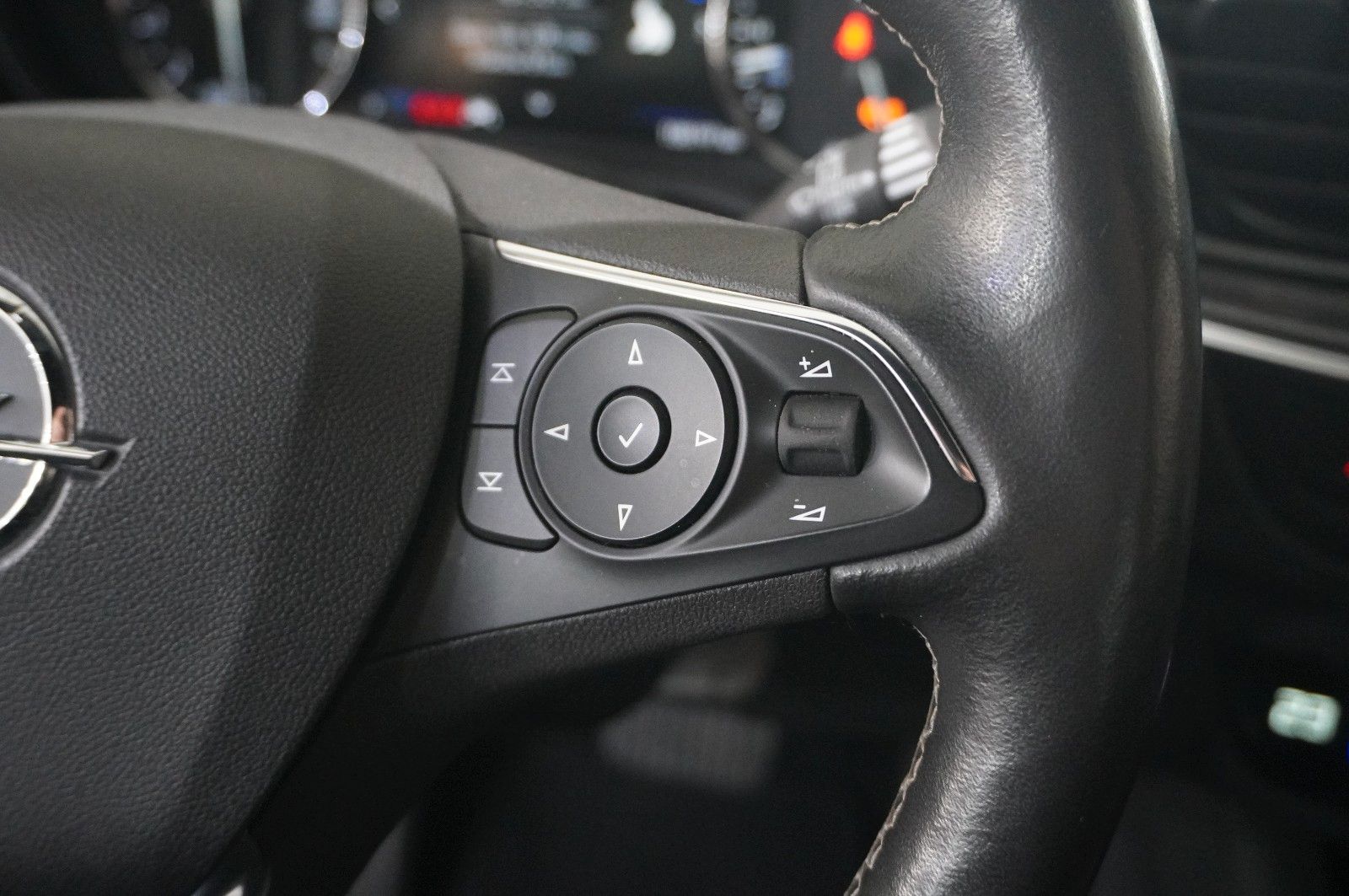 Fahrzeugabbildung Opel Insignia B ST 2.0D ELEGANCE NAVI/SH/KAMERA/SPORT