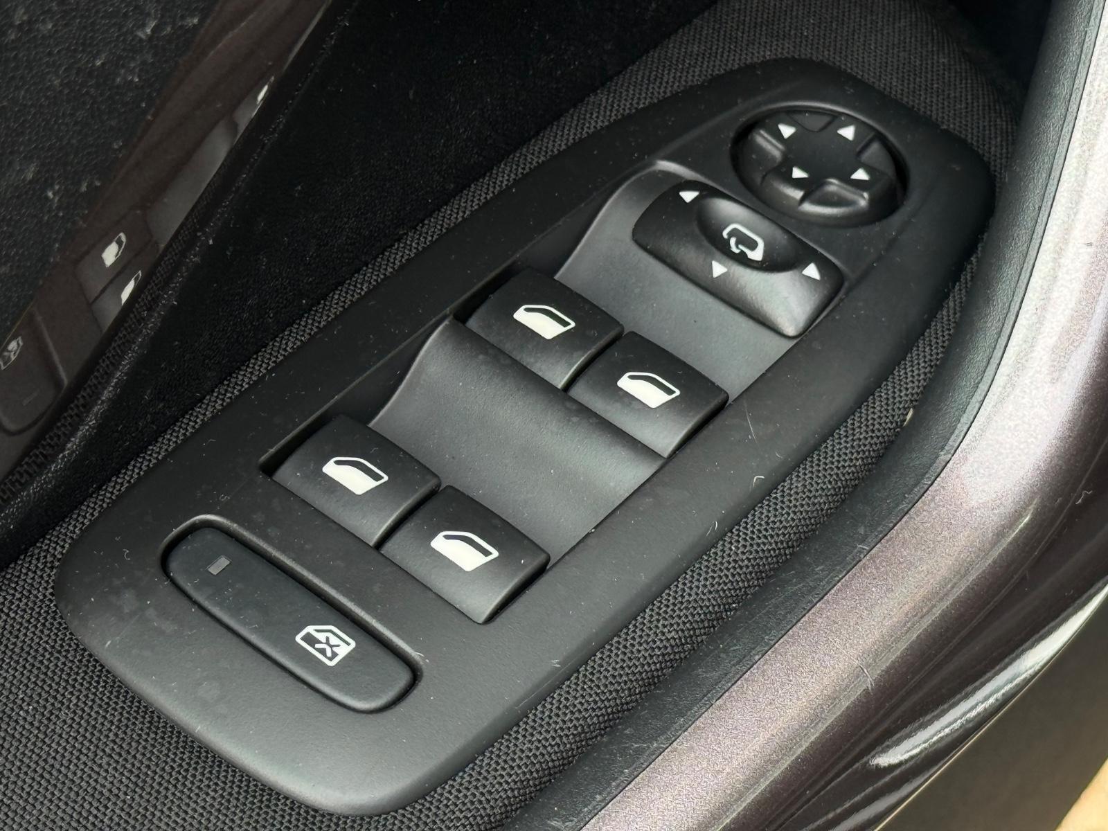 Peugeot 2008 Style*2.HAND*NUR 87TKM*PANO*NAVI*TEMPO*PDC