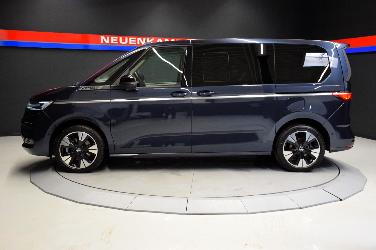 Fahrzeugabbildung Volkswagen T7 Multivan Style DSG Pano AHK 7-Sitze IQ-Light