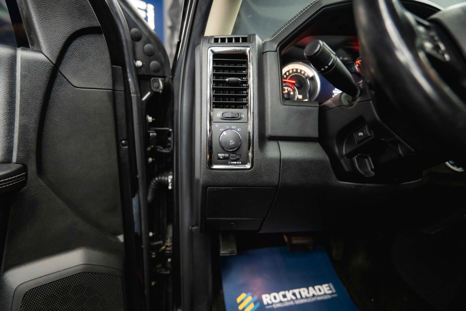 Fahrzeugabbildung Dodge RAM 5.7 V8 HEMI 4x4 OFFROAD Night-Paket LONGBED