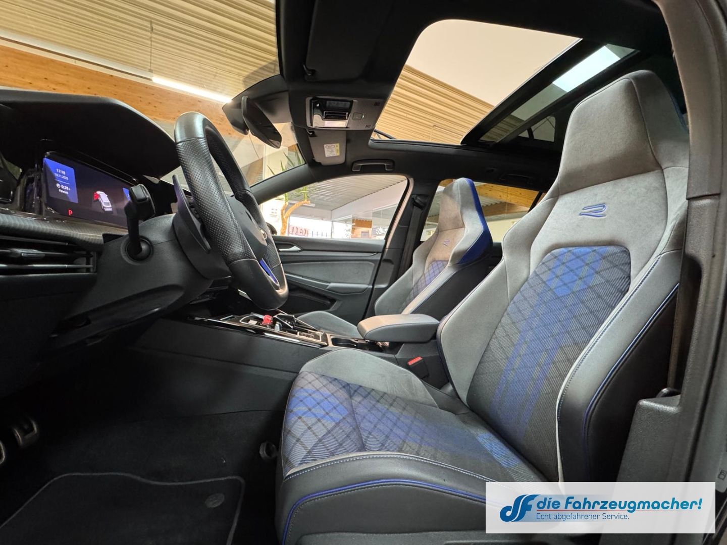 Fahrzeugabbildung Volkswagen Golf VIII Variant R Line 4Motion HUD AD AHK-klap