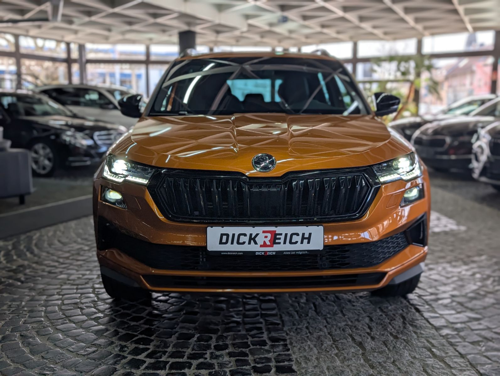 Fahrzeugabbildung SKODA Karoq Sportline 4x4 2.0 TSI PANO AHK StHz VOLL