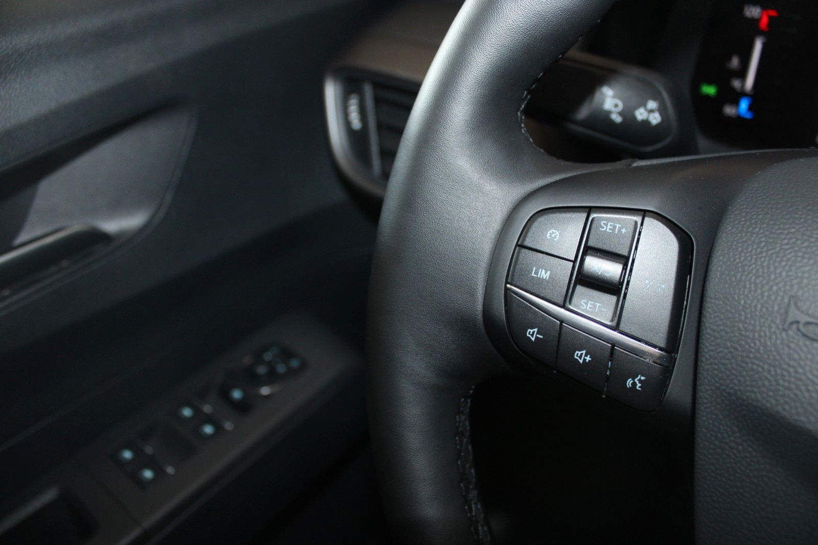 Fahrzeugabbildung Ford Tourneo Courier Titanium AHK Kamera WinterPaket2