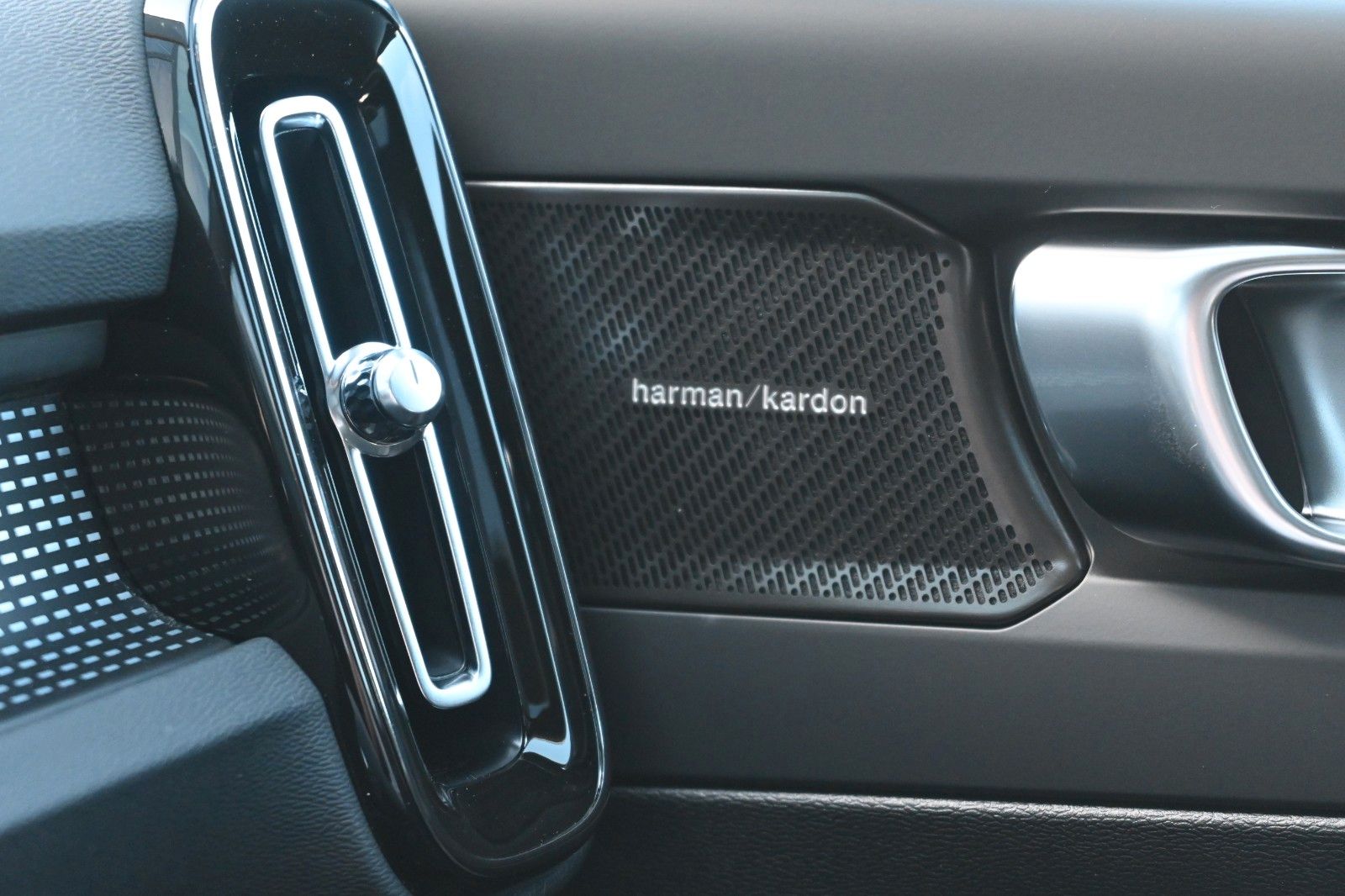 Fahrzeugabbildung Volvo XC40 B4 DKG Ultra Dark*FSHZG*PANO*360°*ACC*AHK