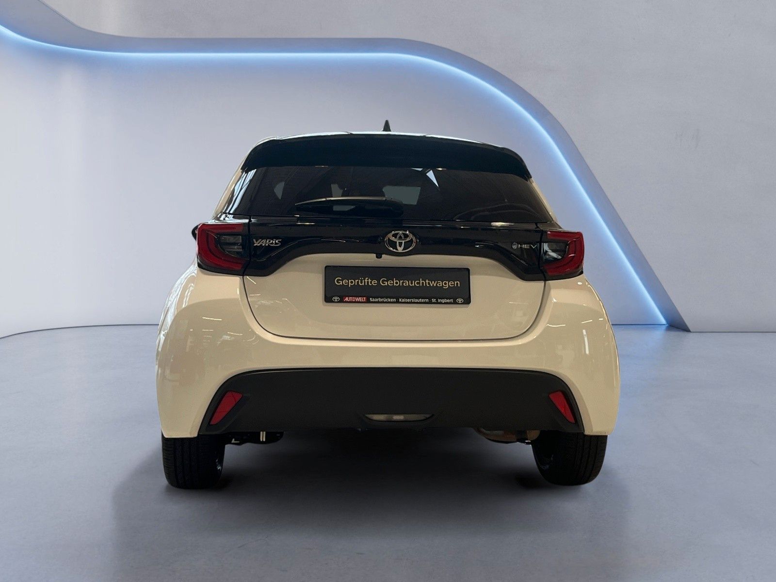 Fahrzeugabbildung Toyota Yaris Hybrid Teamplayer inkl. Rückfahrkamera