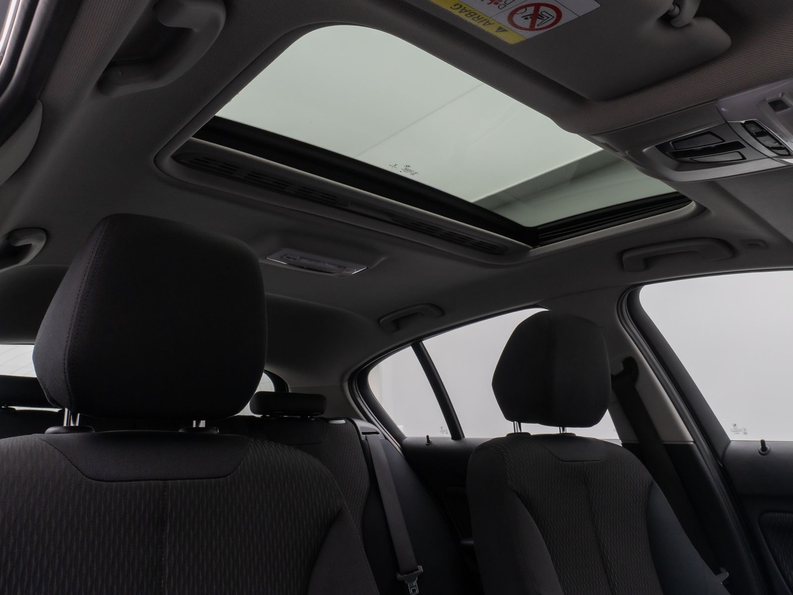 Fahrzeugabbildung BMW 116d  Advantage Paket Plus Glasdach AHK PDC Navi