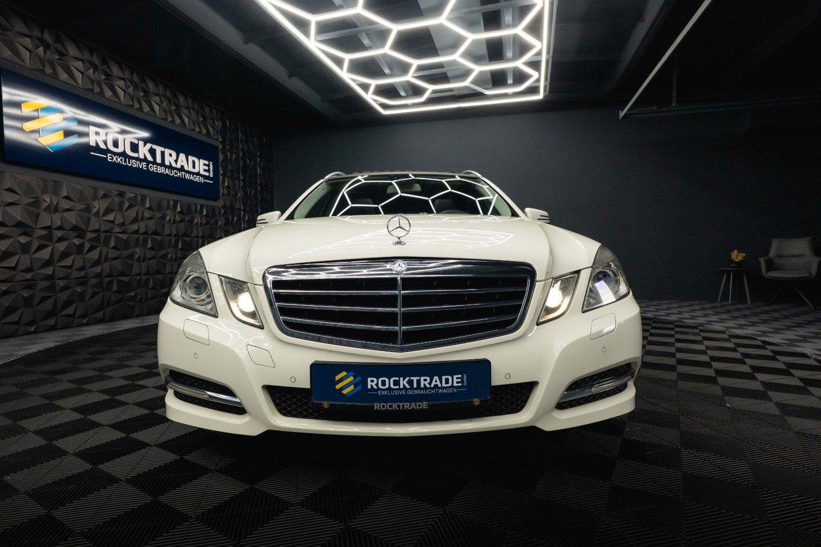 Fahrzeugabbildung Mercedes-Benz E 220 T CDI BlueEfficiency Avantgarde *Bi-Xenon*
