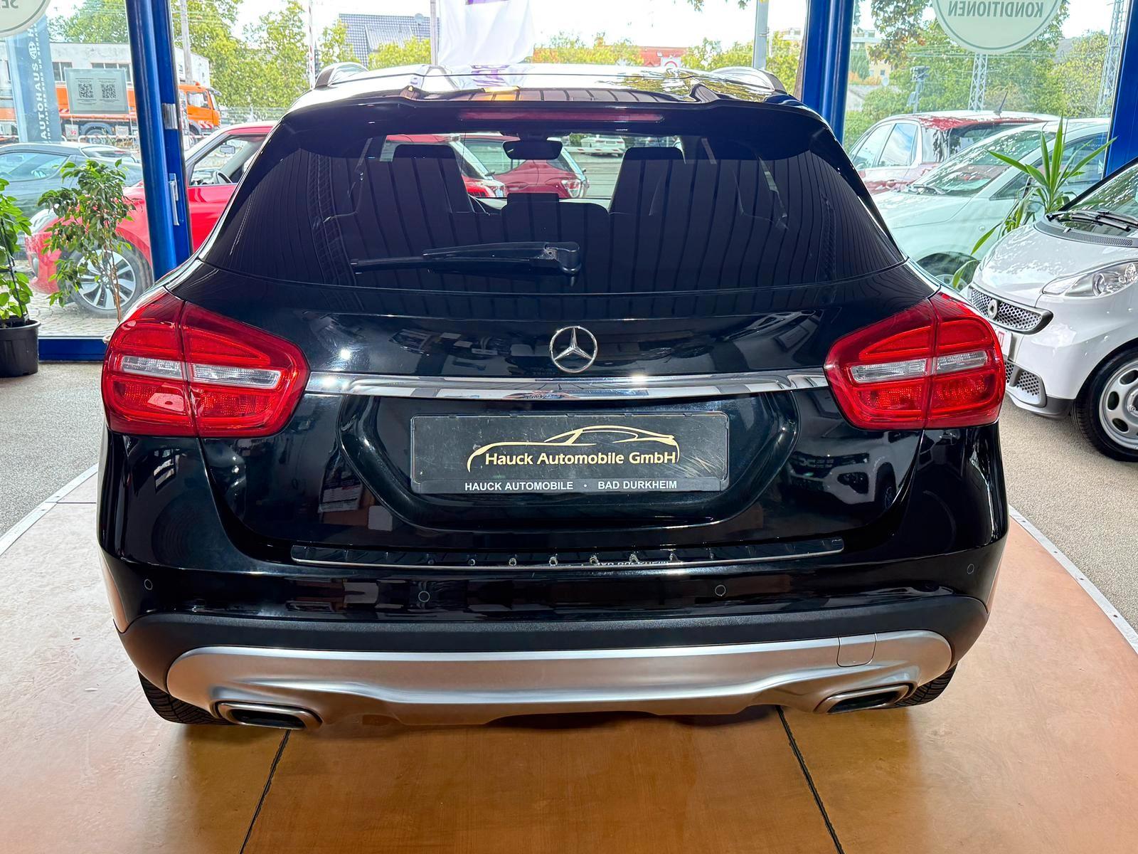 Mercedes-Benz GLA 180 Automatik / Navi / Sitzheizung / PDC