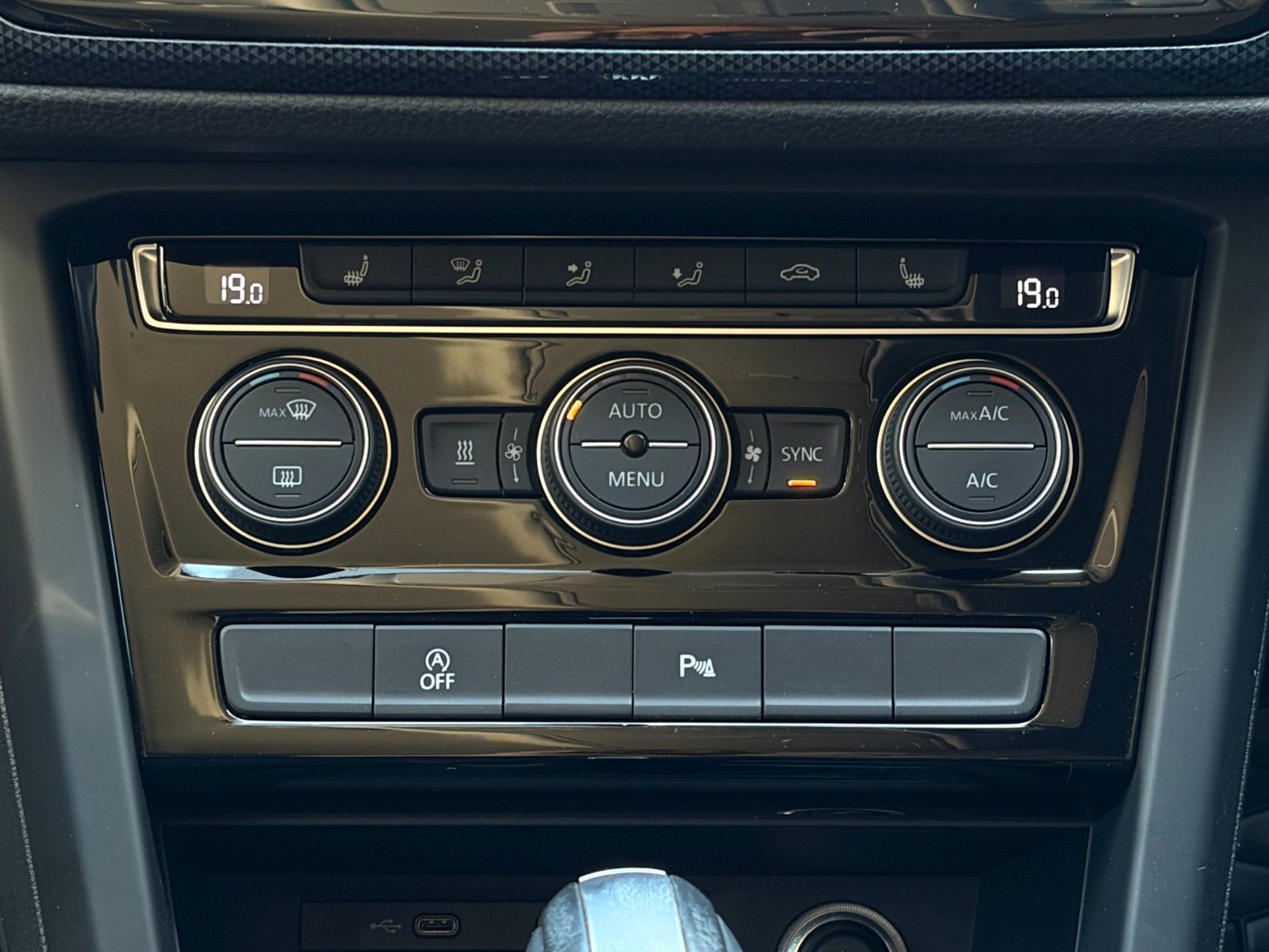 Fahrzeugabbildung Volkswagen Touran 1.5 TSI United SHZ ACC PDC StHz CarPlay