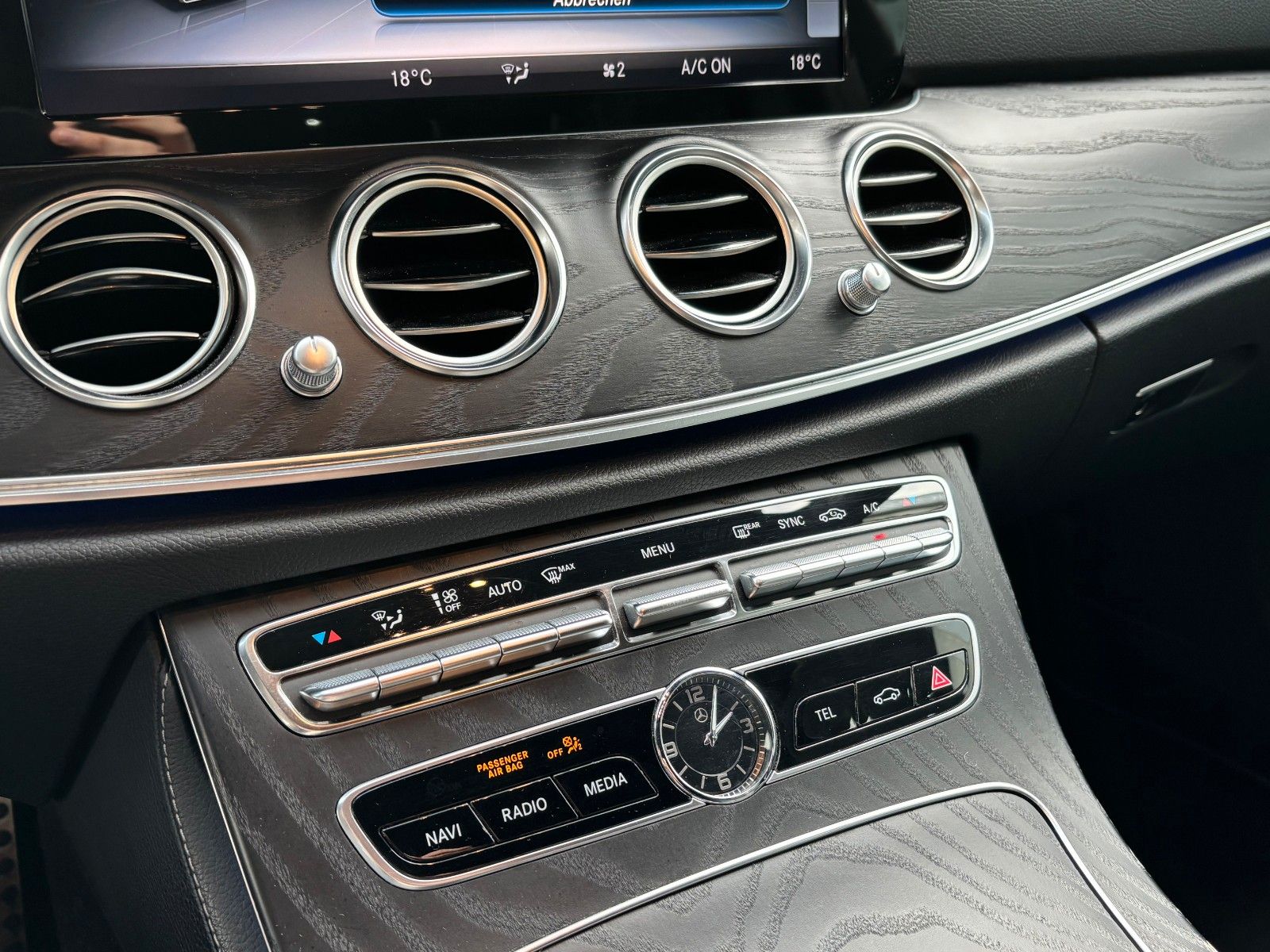 Fahrzeugabbildung Mercedes-Benz E 220d *Ambiente*Kamera*ACC*LED*SHZ