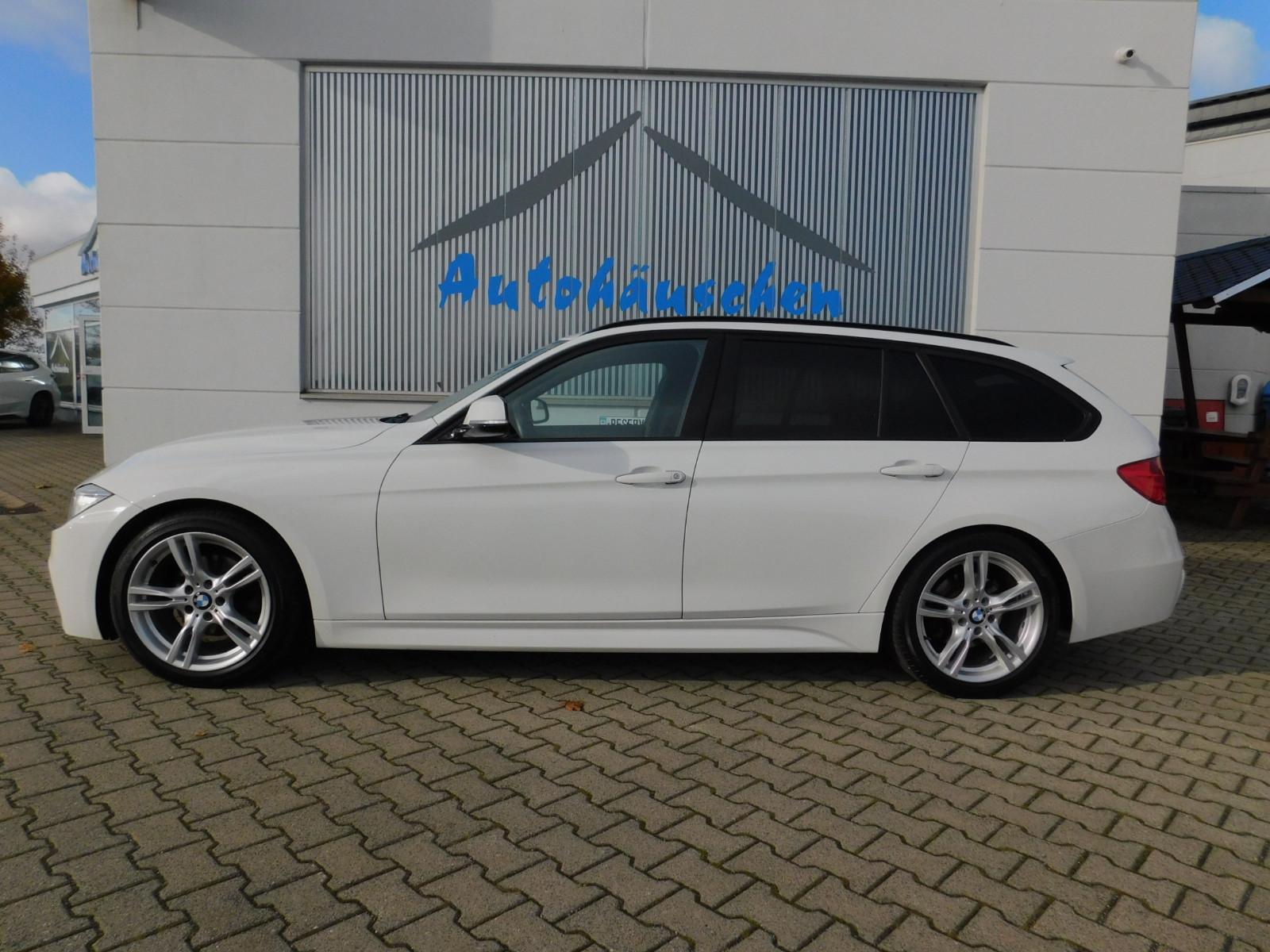 BMW 320 2013 — вигляд ззаду