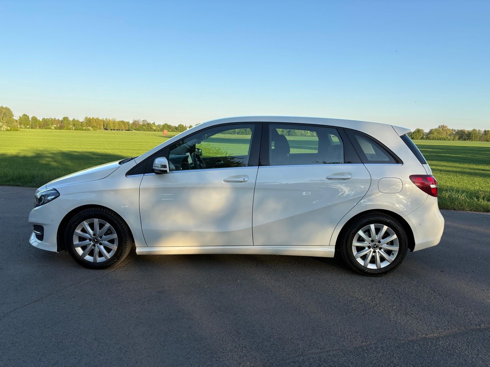 MERCEDES-BENZ B 180