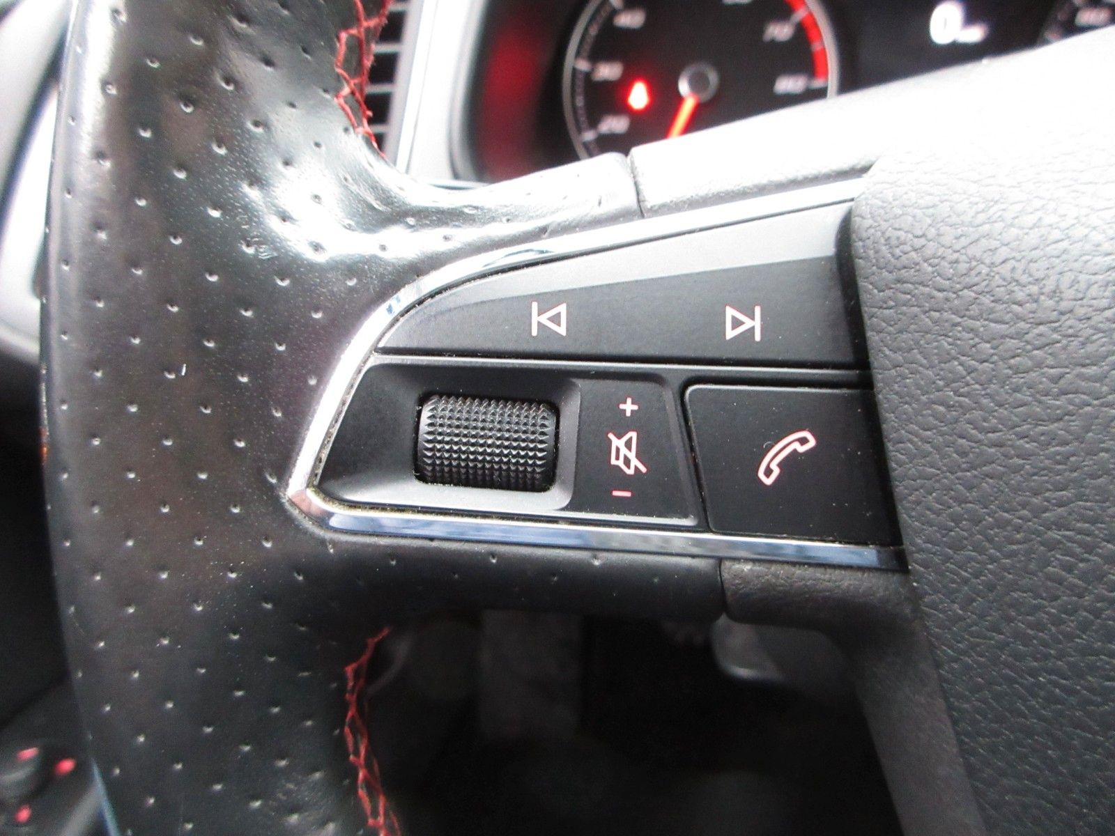 Fahrzeugabbildung SEAT Leon 1.8T FR LED/SHZ/PDC/18"ALU/TEMPOMAT