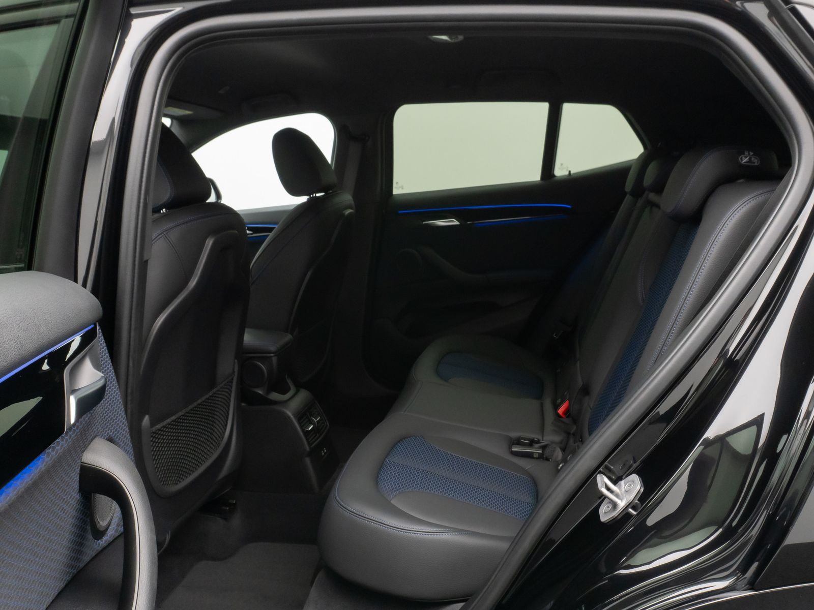 Fahrzeugabbildung BMW X2 sD20i M Sport HUD DAB HiFi Parkassist Komort