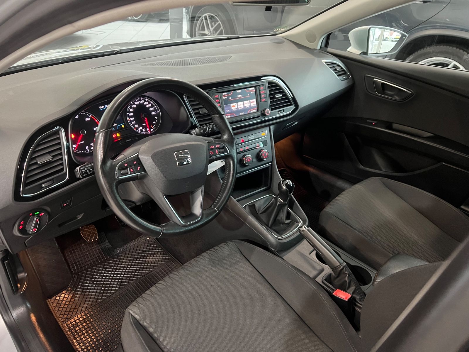Fahrzeugabbildung SEAT Leon ST 1.6 TDI Style *NAVI*SITZHEIZUNG*
