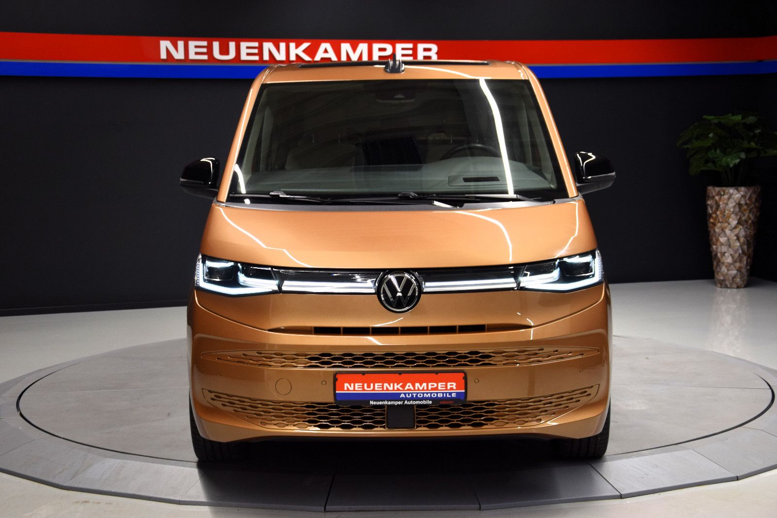 Fahrzeugabbildung Volkswagen T7 Multivan Style Lang Pano HuD h&k Memory AHK
