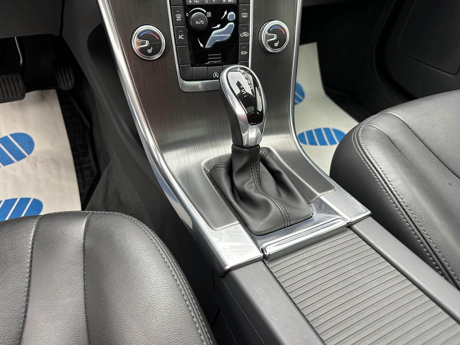 Volvo XC60 Summum 2WD "LEDER-NAVI-PANO-SITZH-PDC-ALU"
