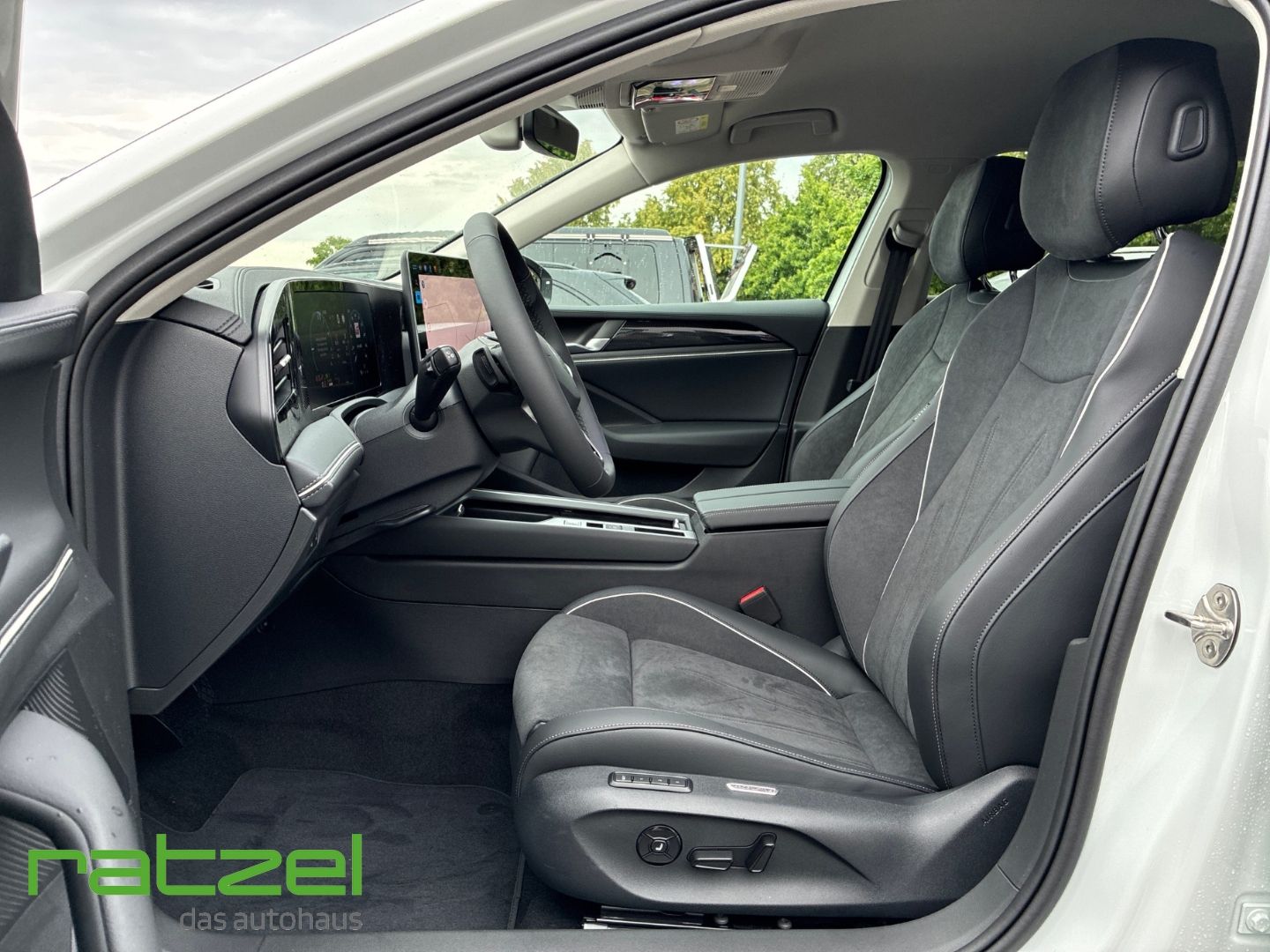 Fahrzeugabbildung Volkswagen Passat Variant Business eHybrid IQ.Drive+ACC+AHK