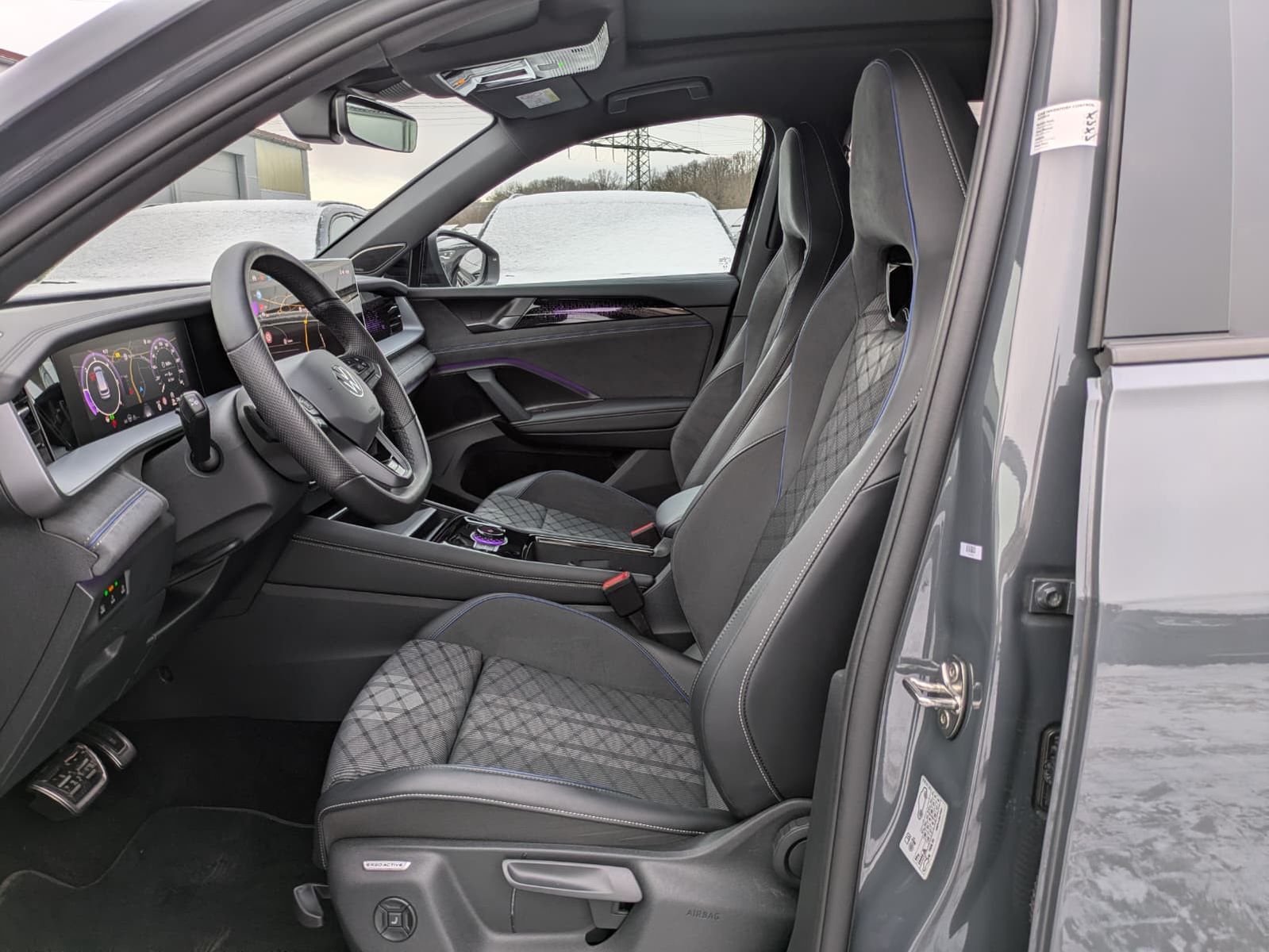 Fahrzeugabbildung Volkswagen Tayron 2.0 TDI 4M R-Line BLACK*7Si*MATRIX*PANO