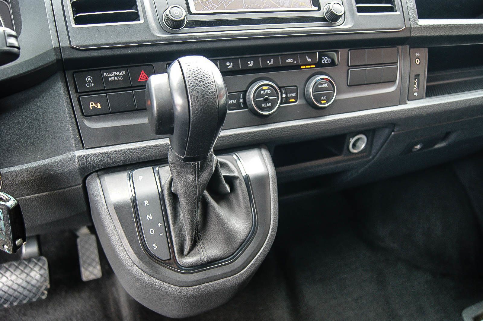 Fahrzeugabbildung Volkswagen T6 Caravelle lang 2.0 TDI DSG 9-Sitze NAVI XENON