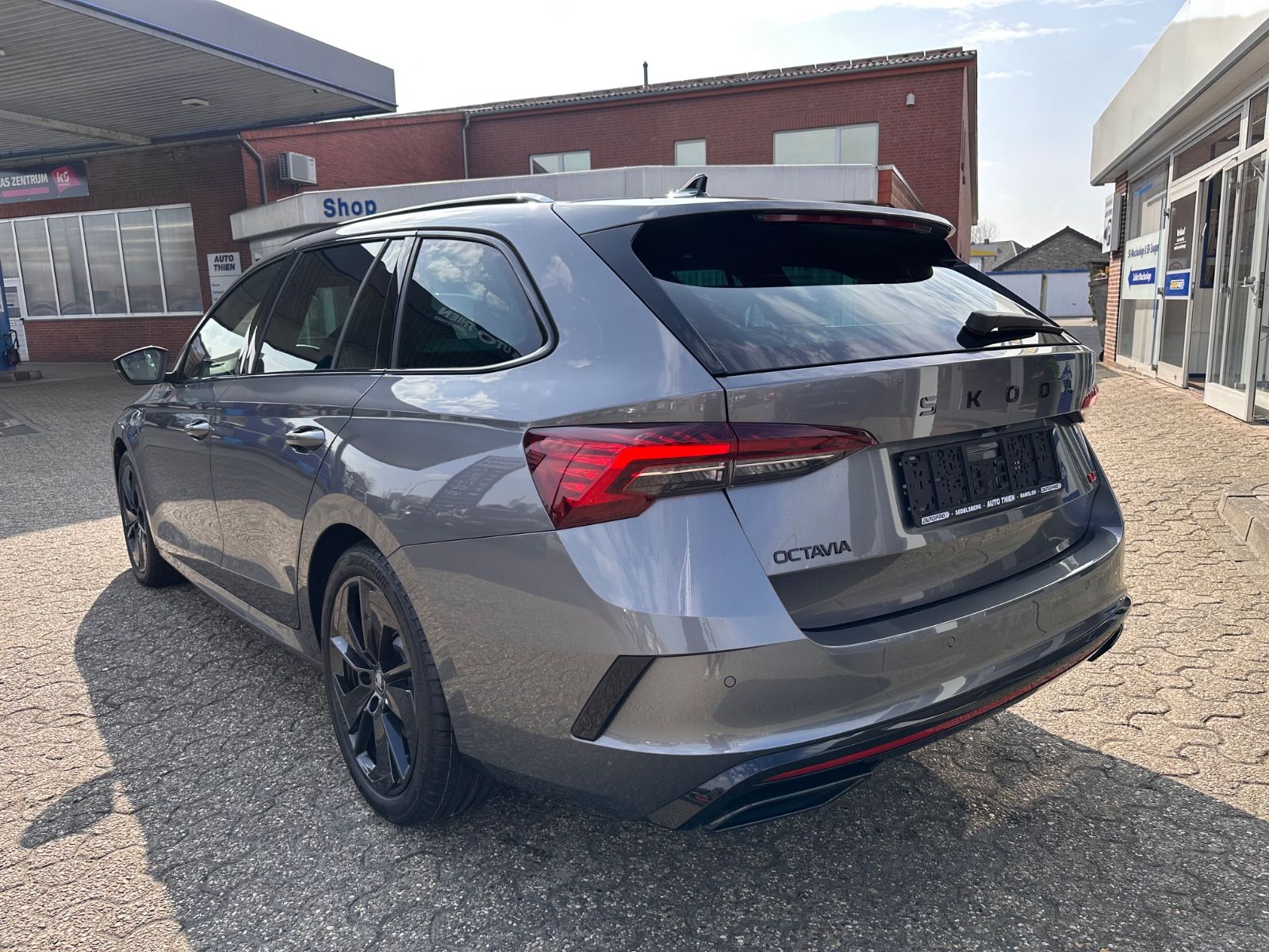 Fahrzeugabbildung SKODA Octavia Combi RS 2.0 TSI Matrix/Pano/Navi/ACC